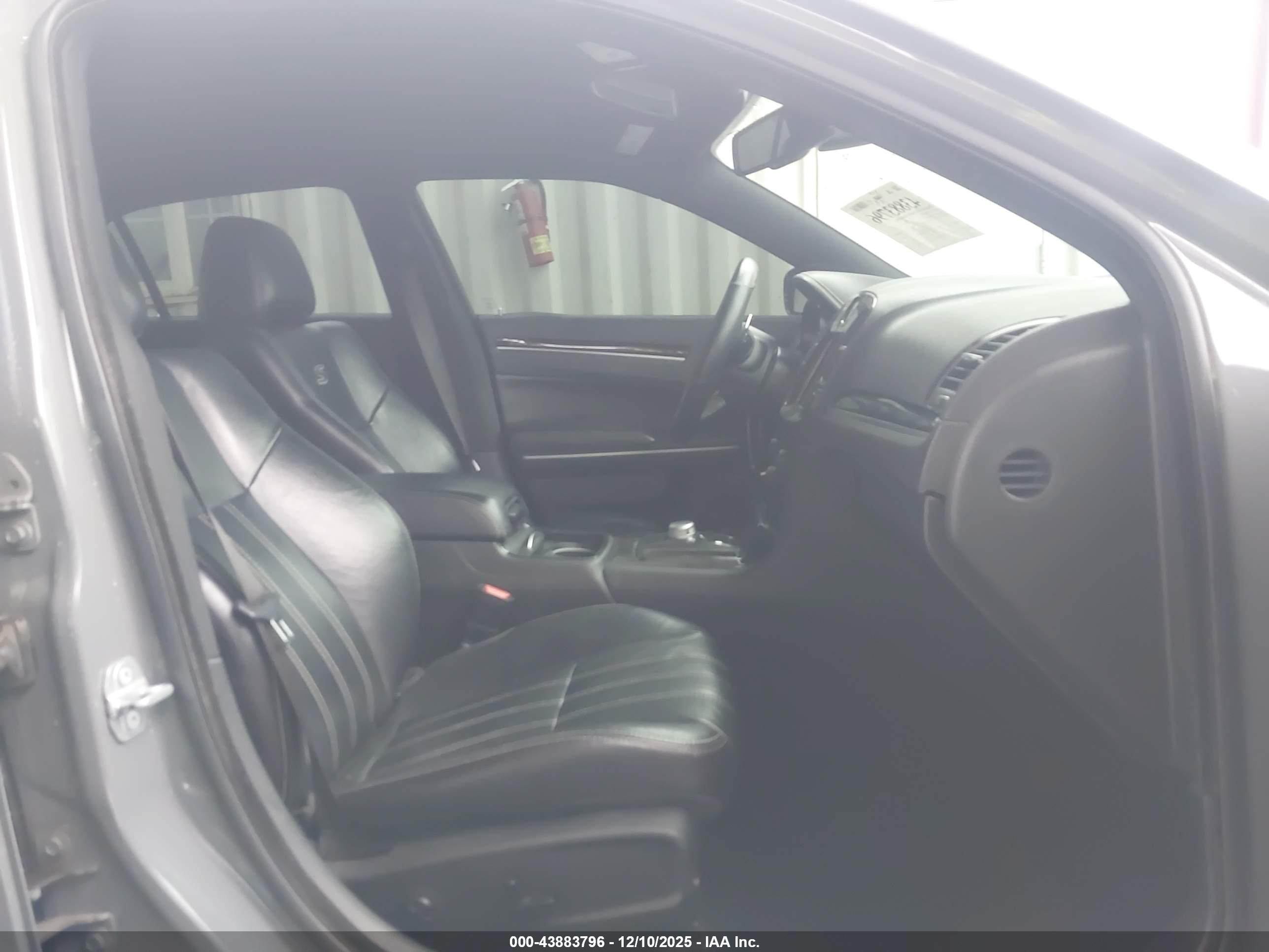 CHRYSLER 300 image 5