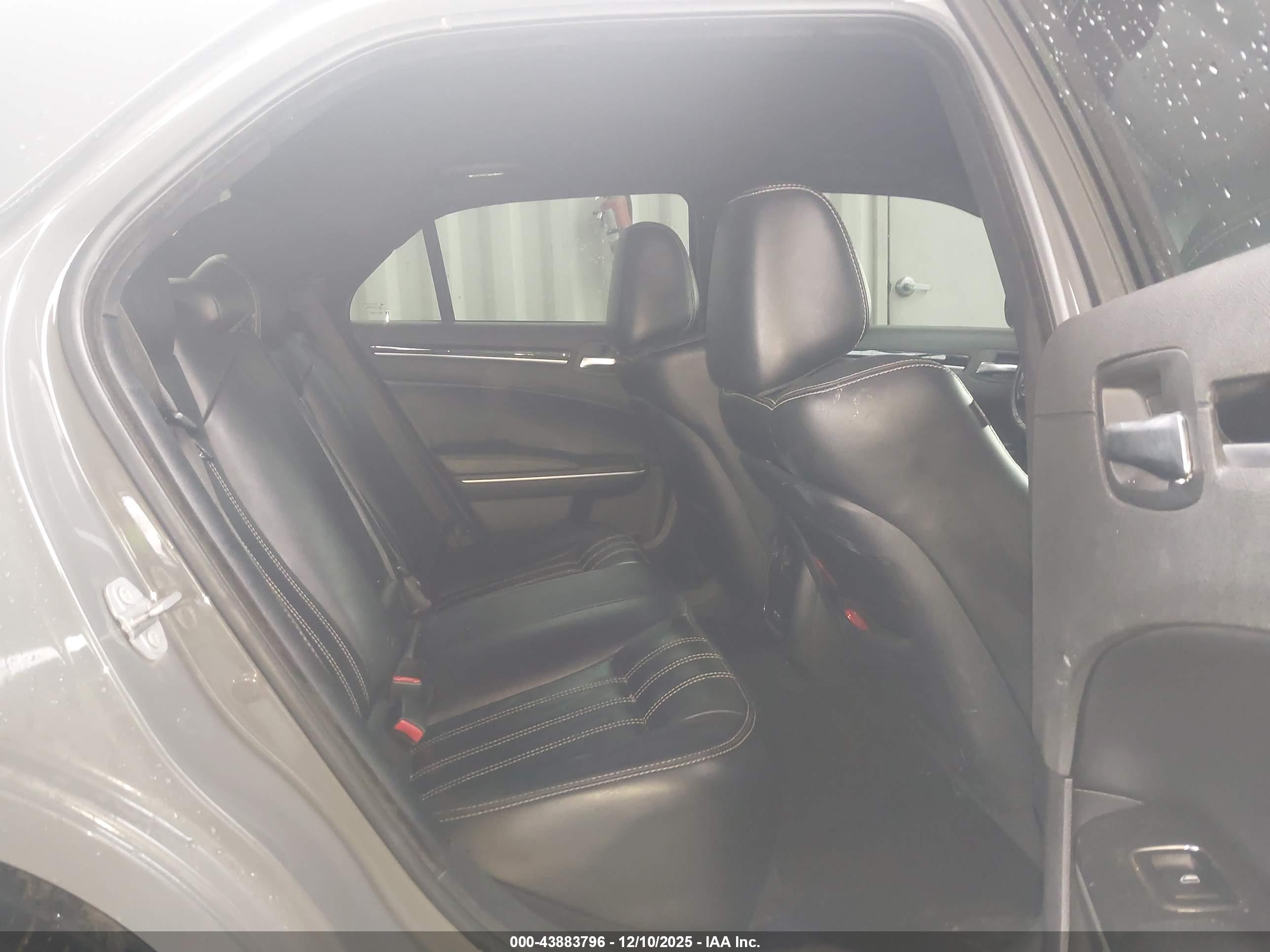 CHRYSLER 300 image 8