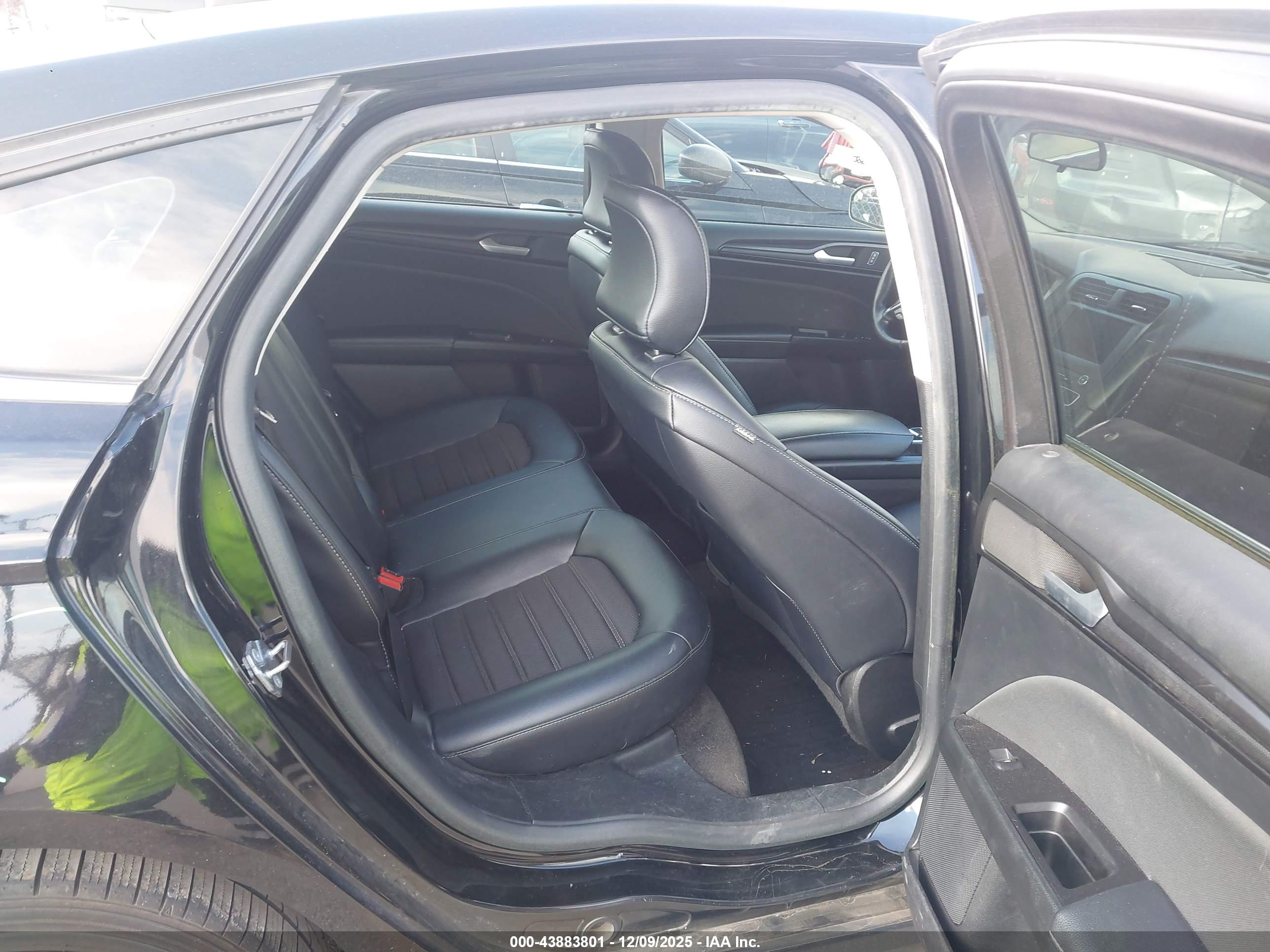 FORD FUSION image 8