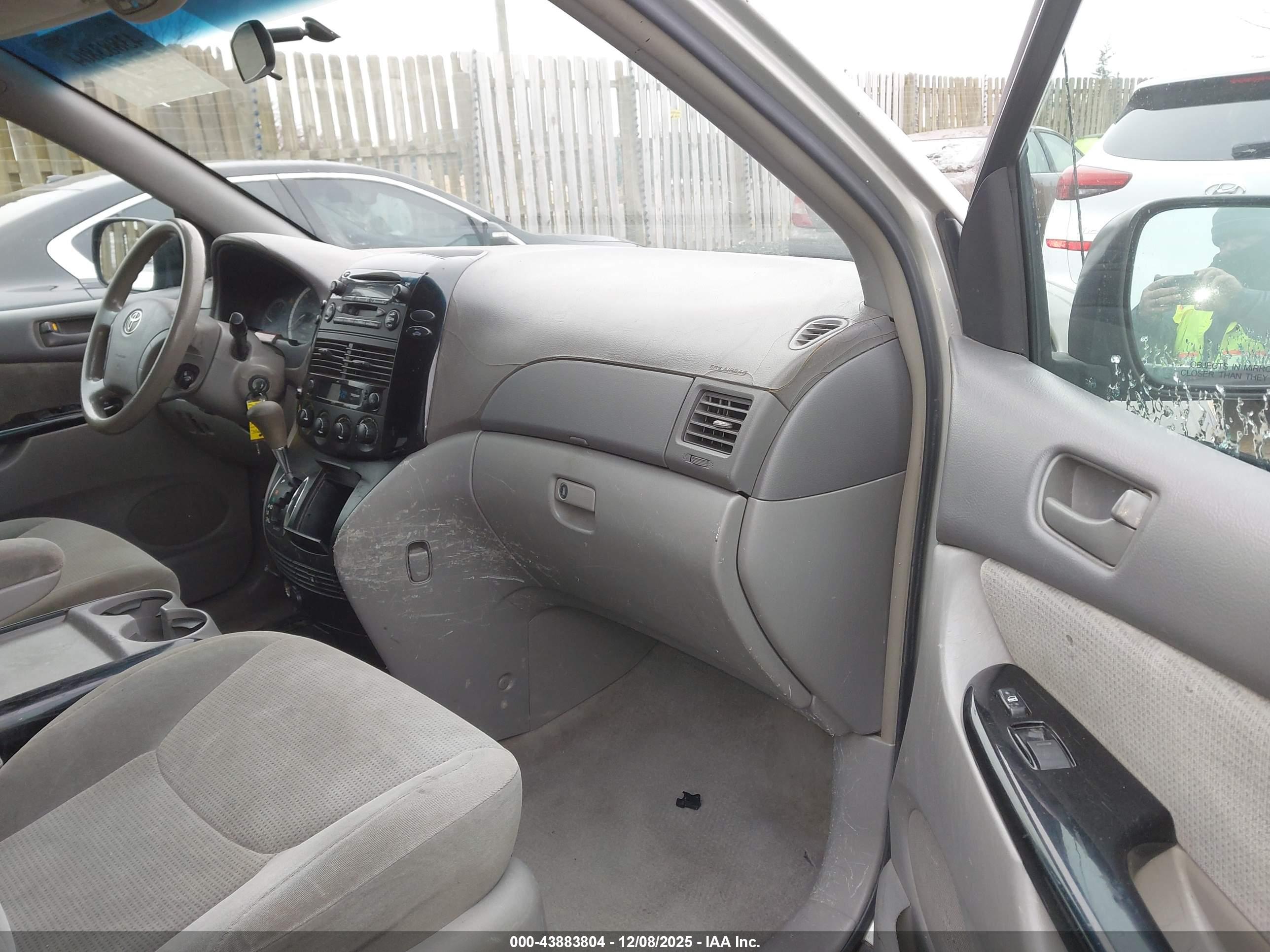 TOYOTA SIENNA image 5
