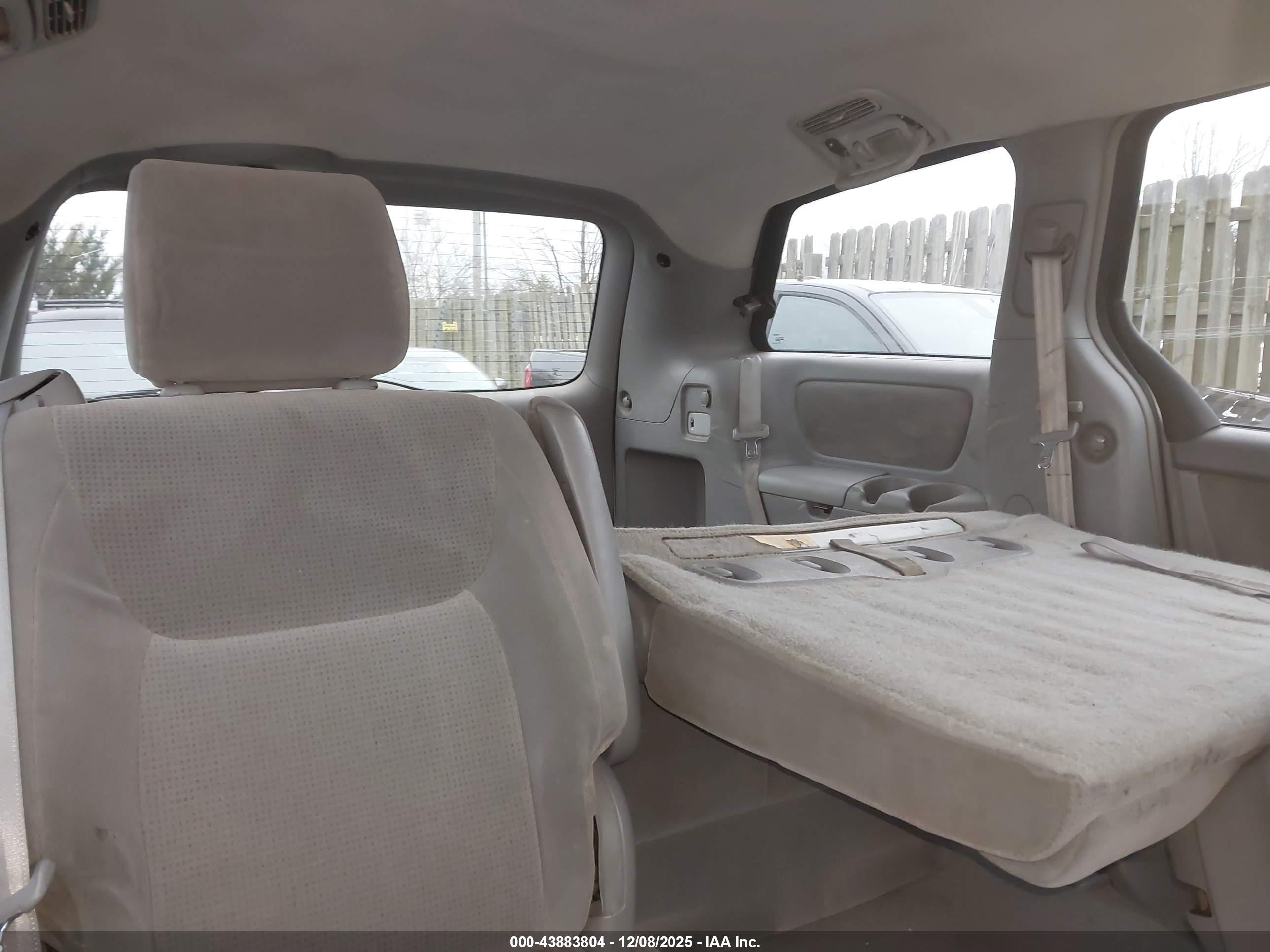 TOYOTA SIENNA image 8
