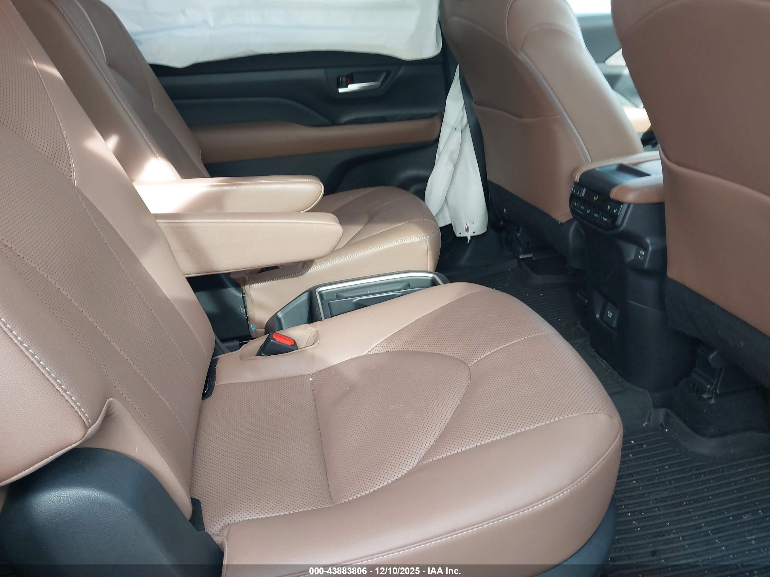 TOYOTA GRAND image 8