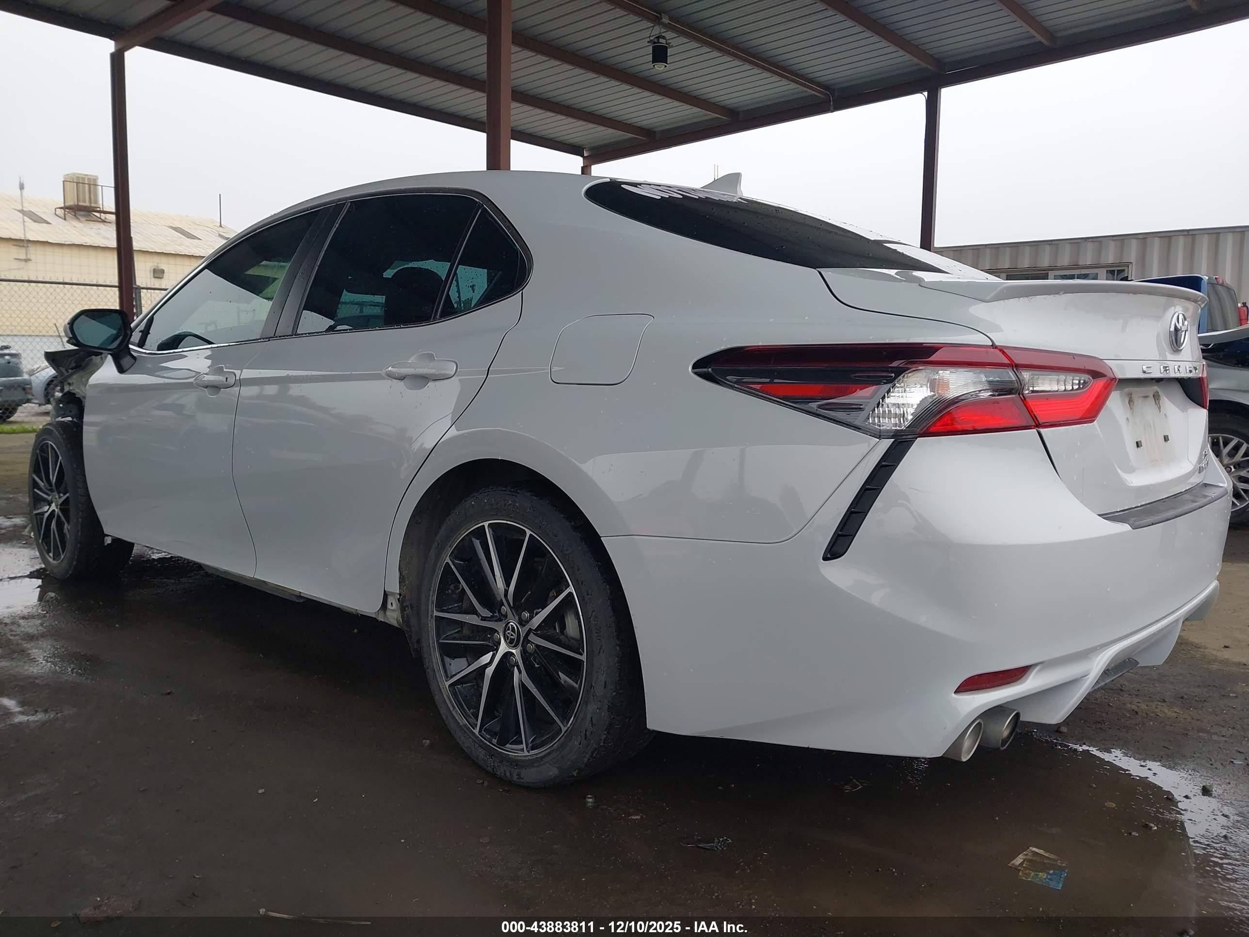 TOYOTA CAMRY image 3
