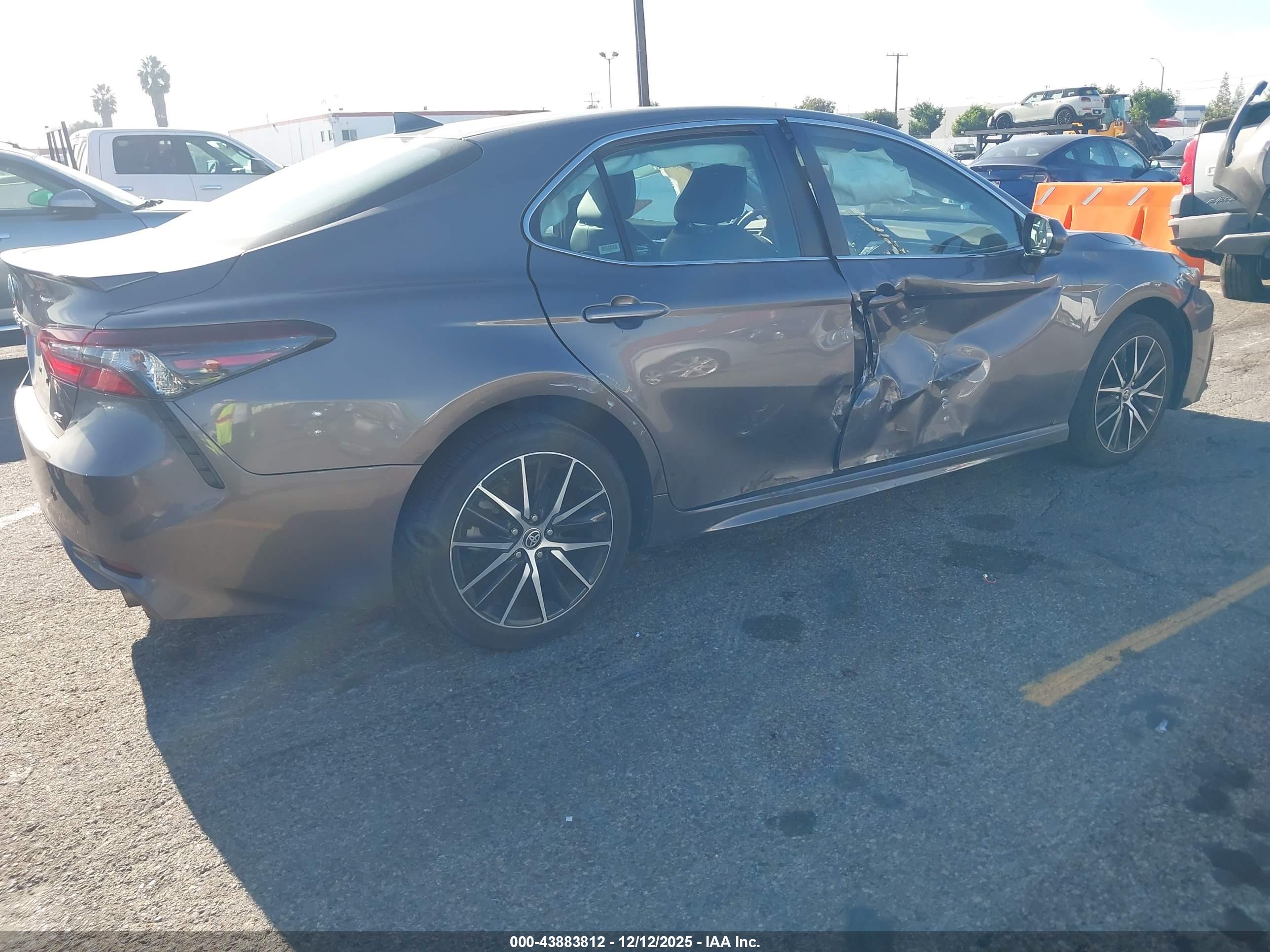 TOYOTA CAMRY image 4