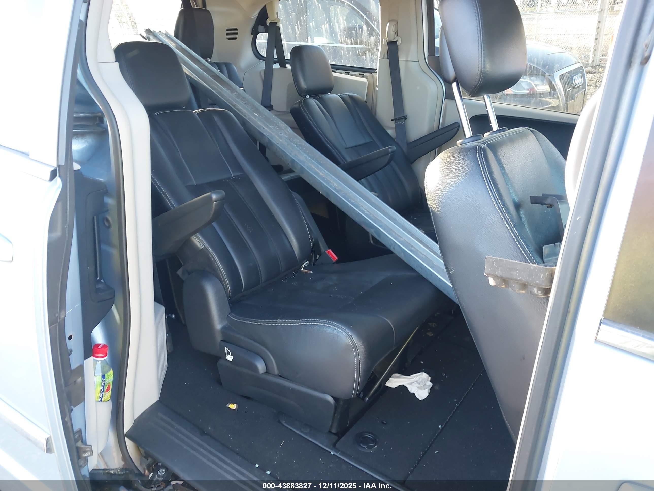 CHRYSLER TOWN image 8