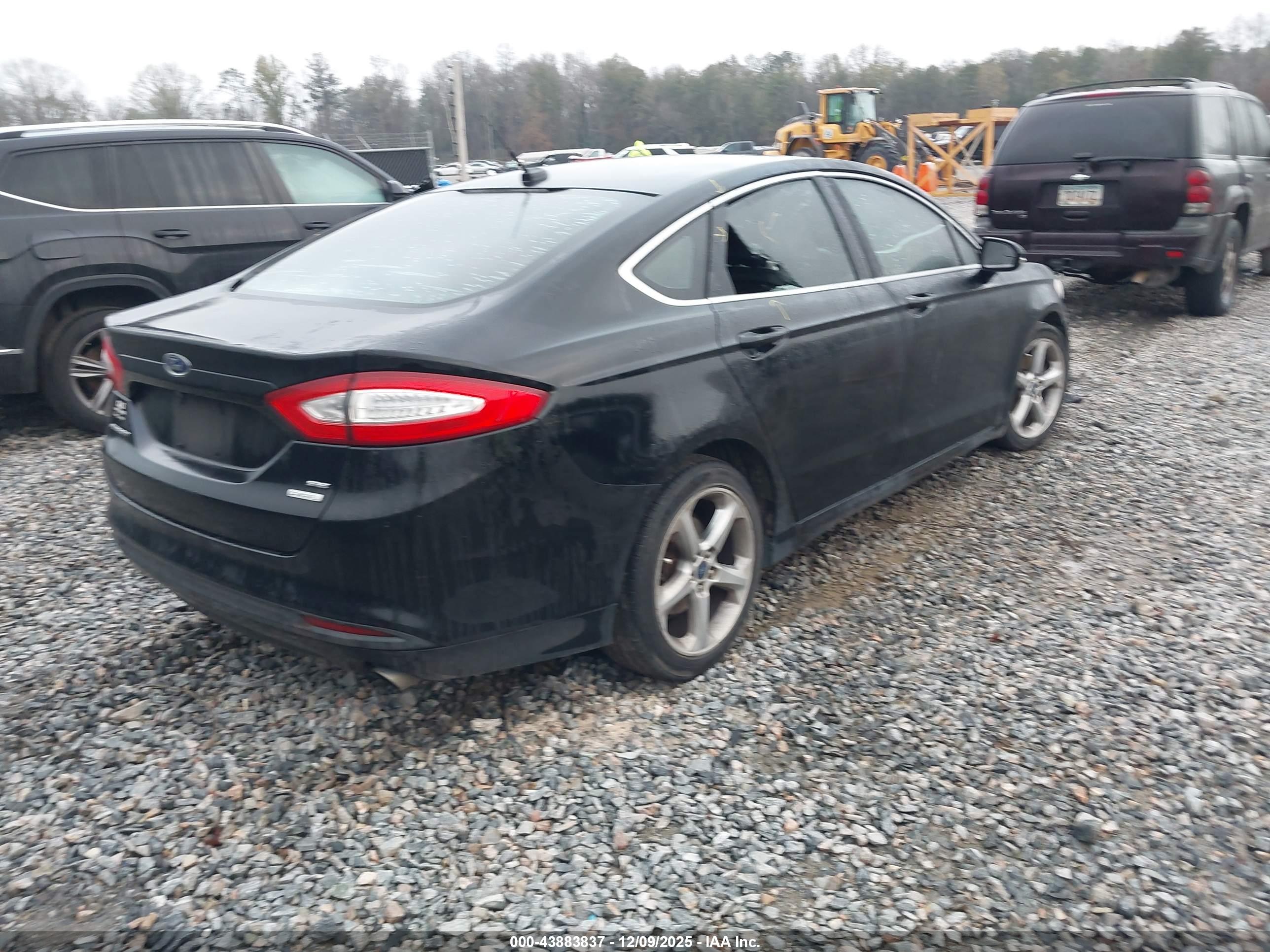 FORD FUSION image 4