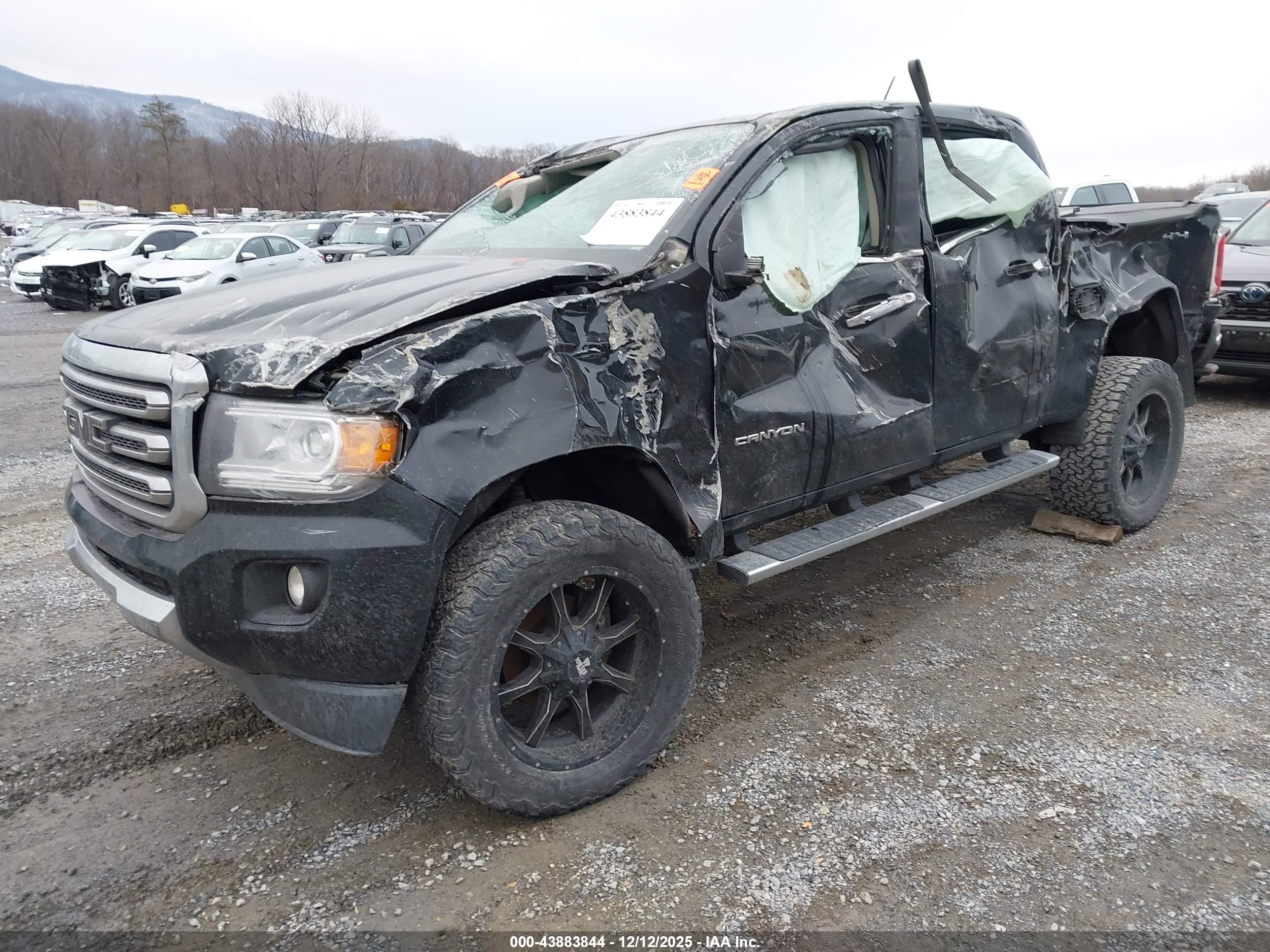 GMC CANYON image 2