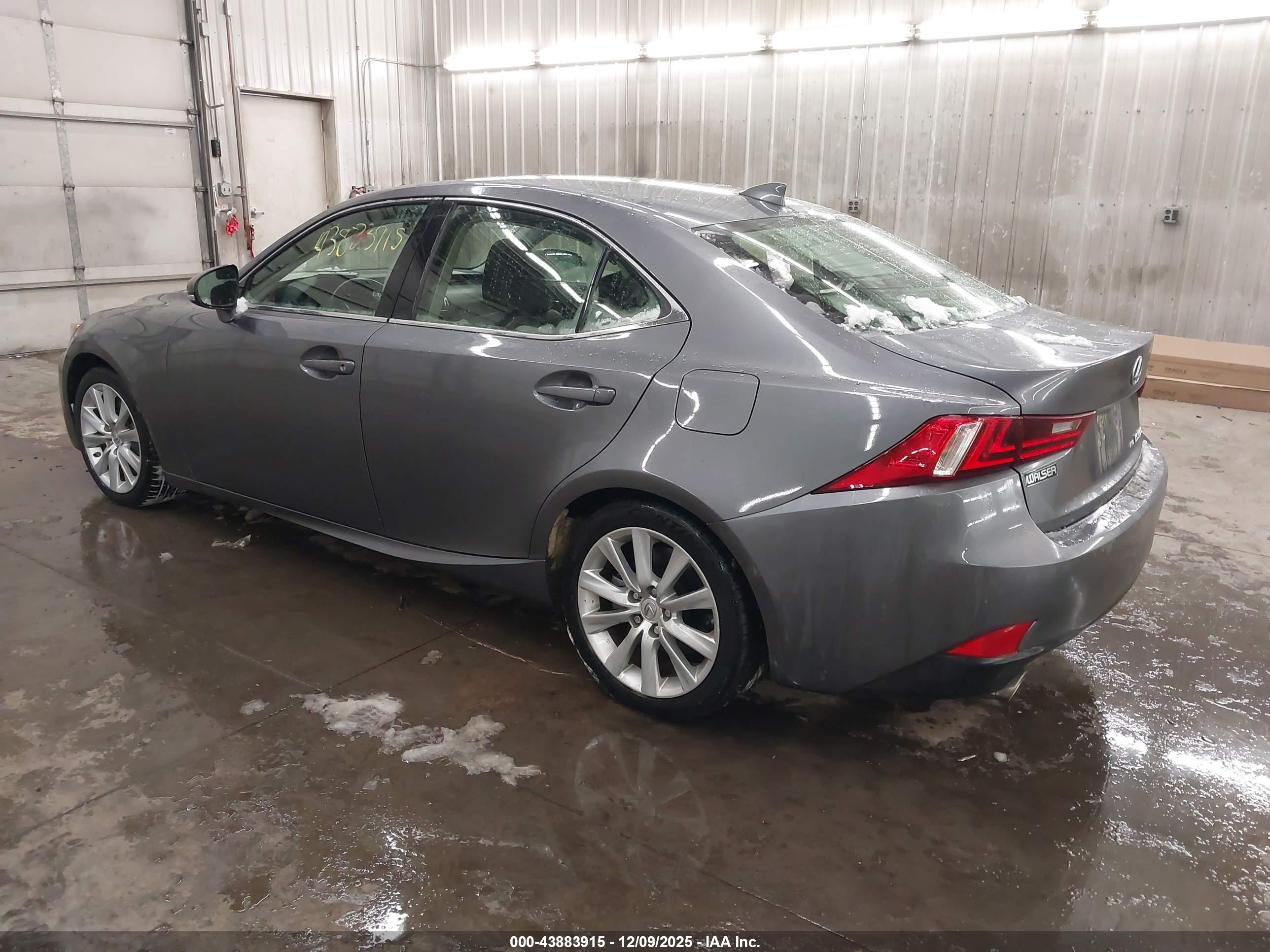 LEXUS IS image 3