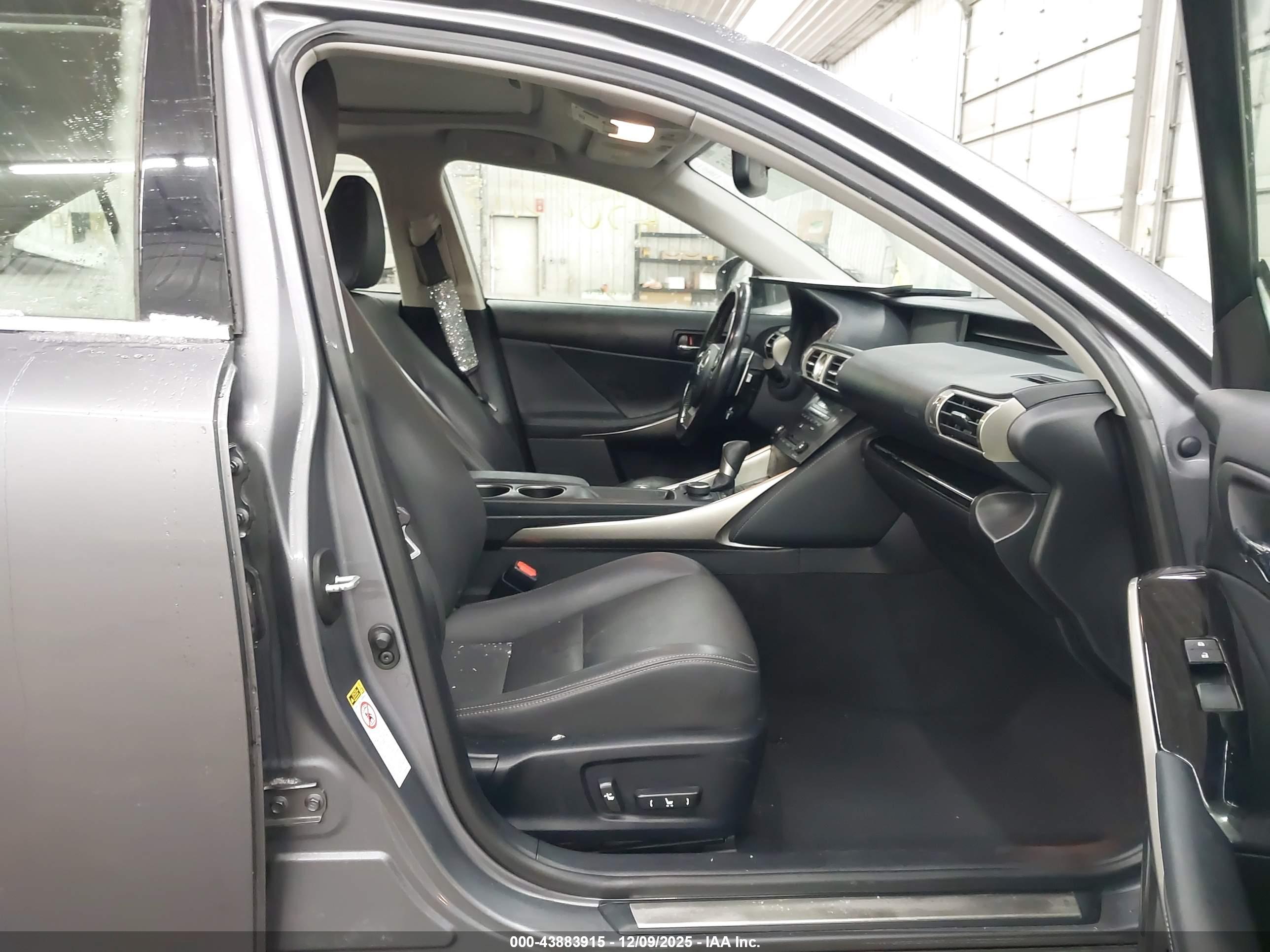 LEXUS IS image 5