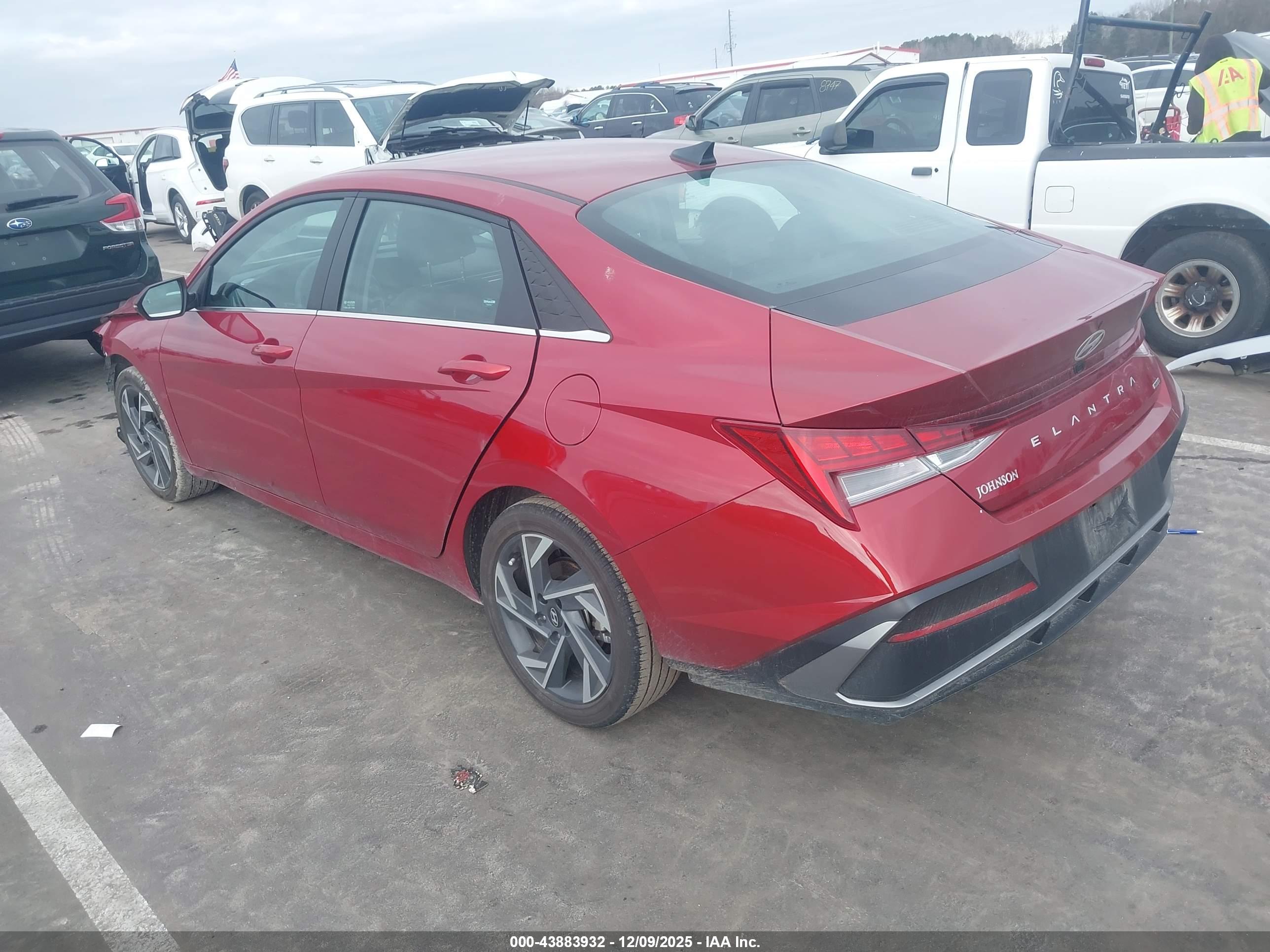 HYUNDAI ELANTRA image 3