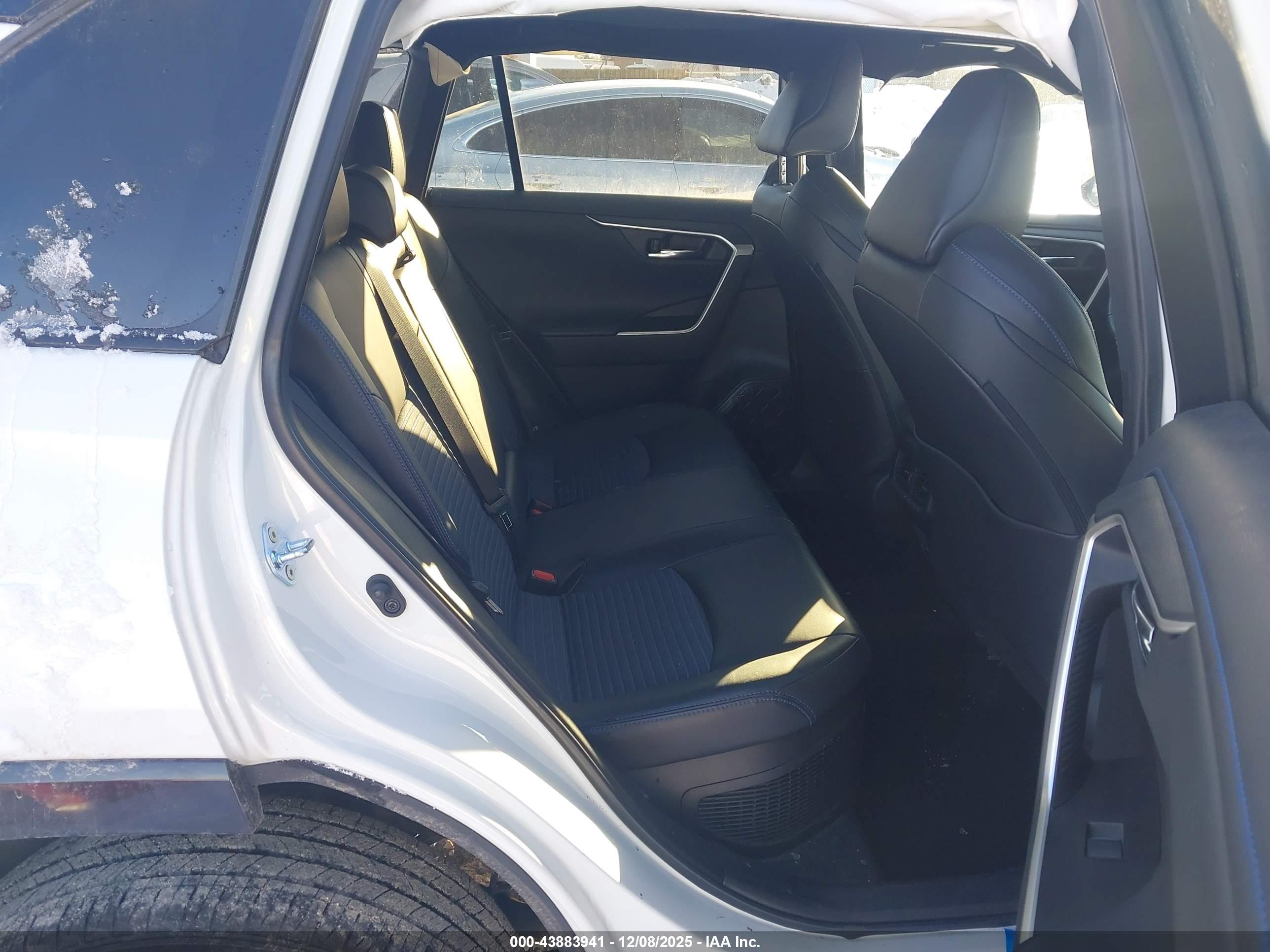 TOYOTA RAV4 image 8
