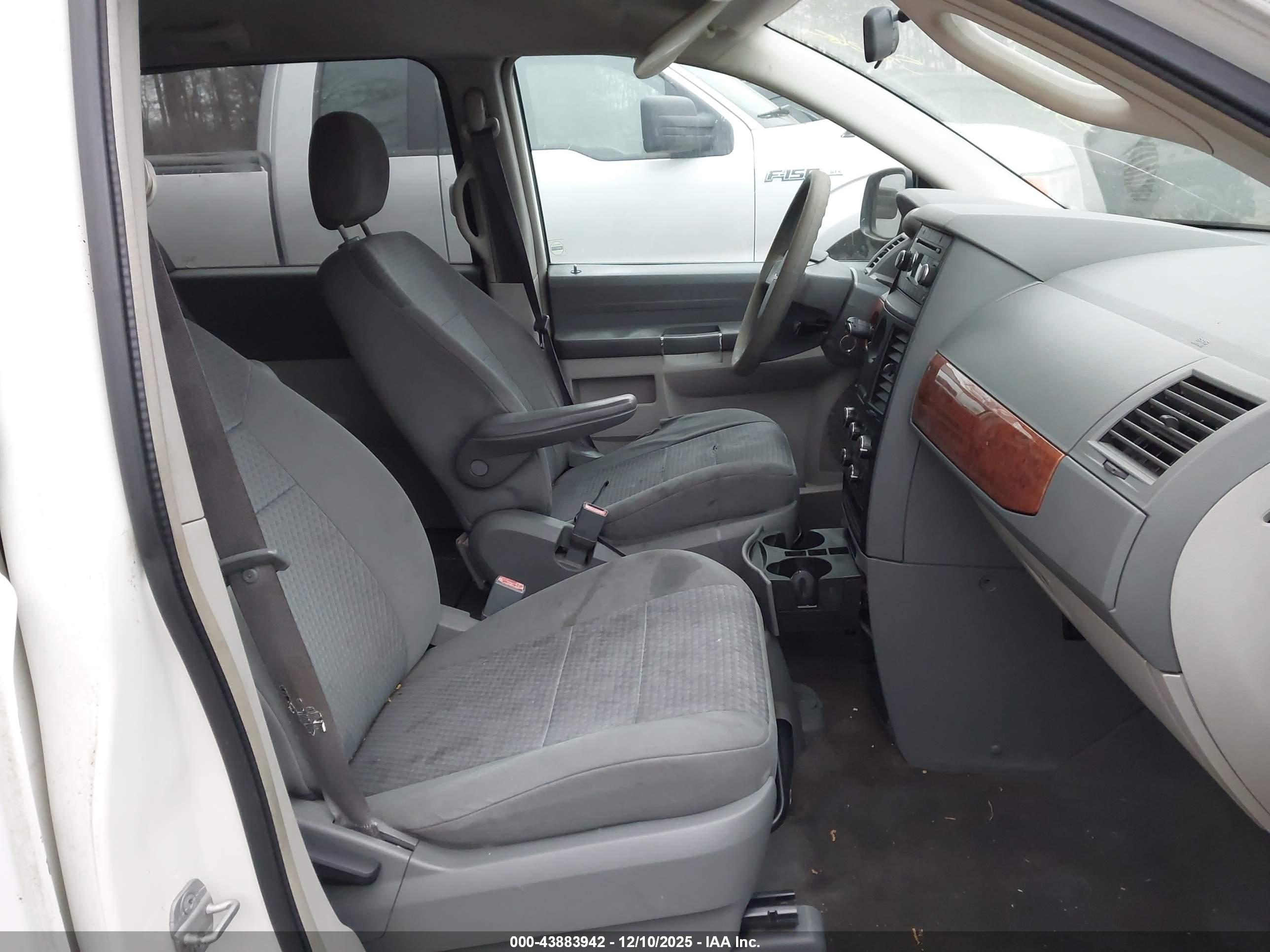 CHRYSLER TOWN image 5