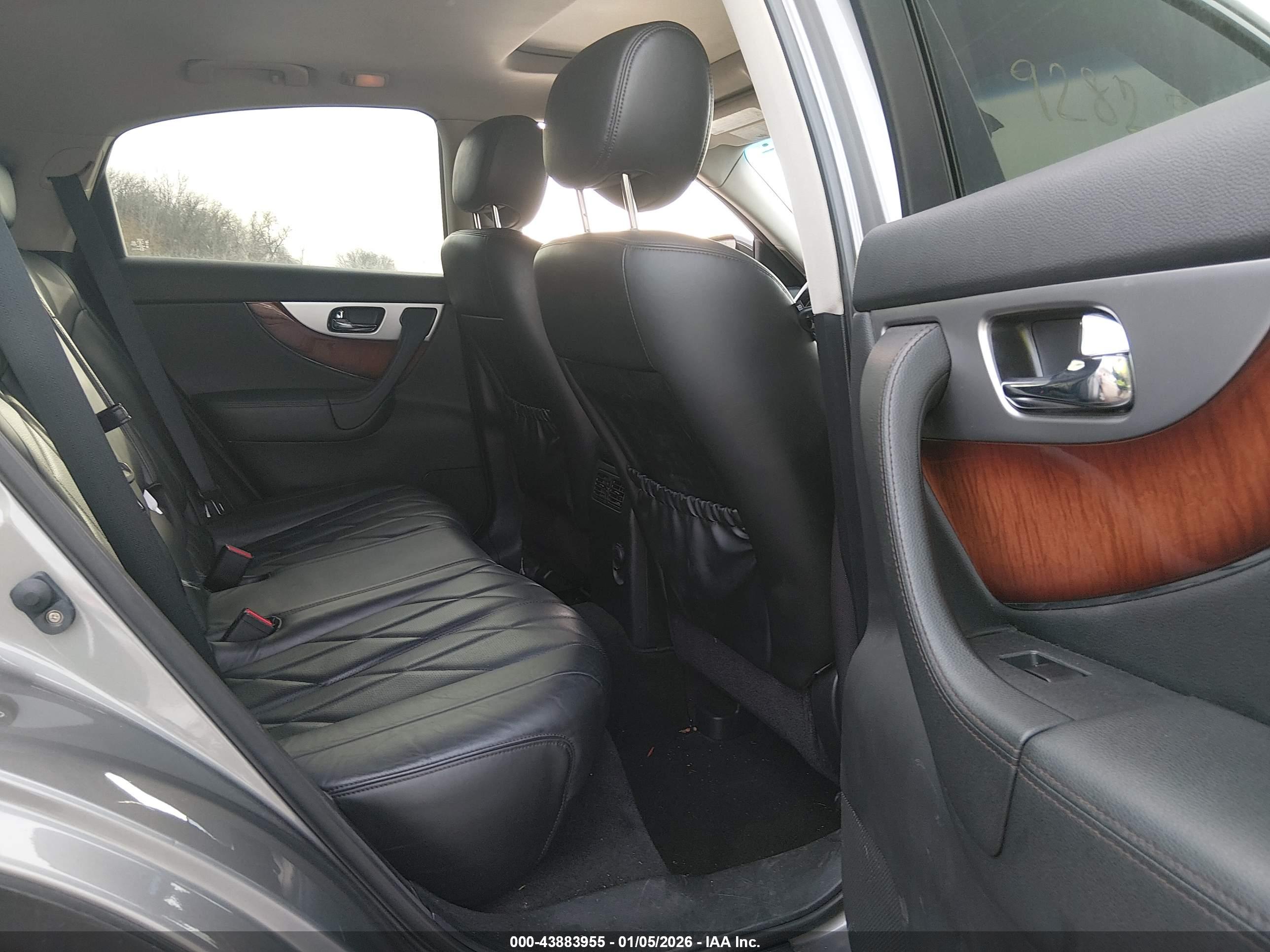 INFINITI FX35 image 8