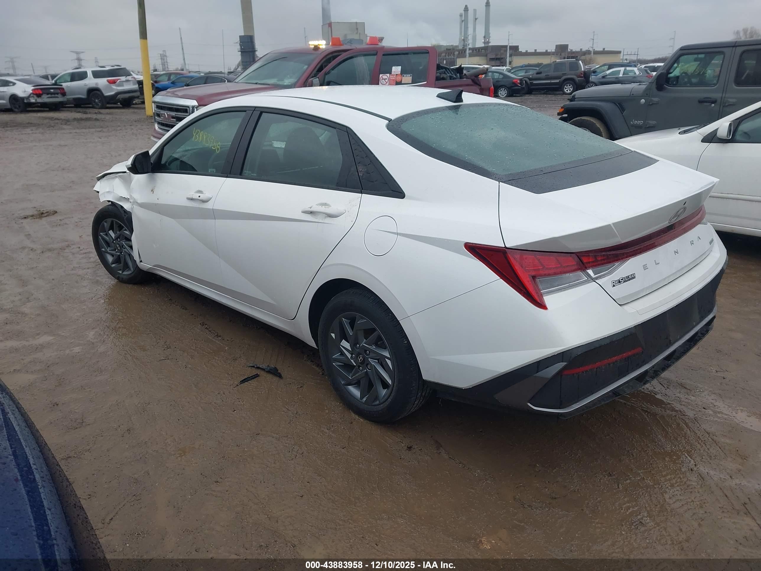 HYUNDAI ELANTRA image 3