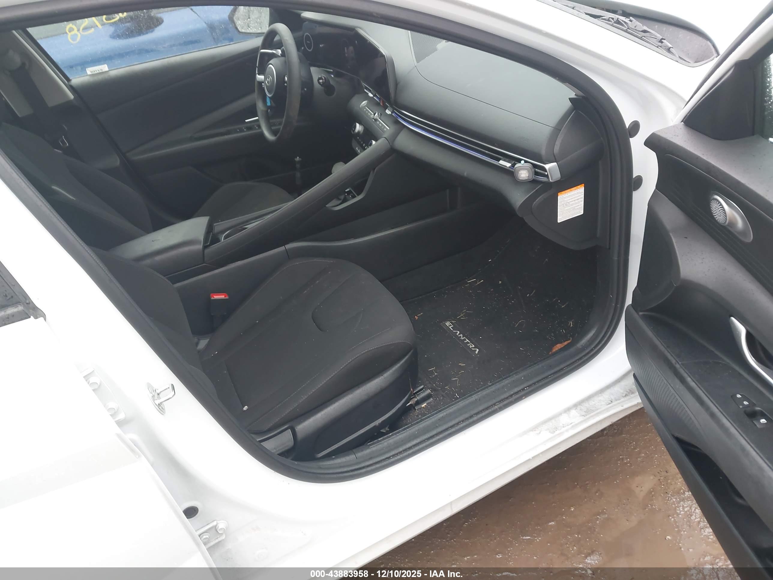 HYUNDAI ELANTRA image 5