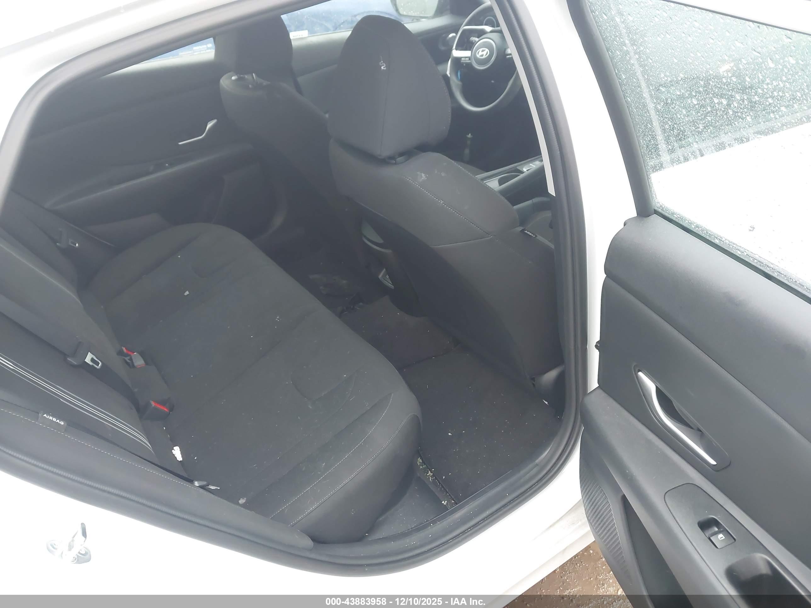 HYUNDAI ELANTRA image 8