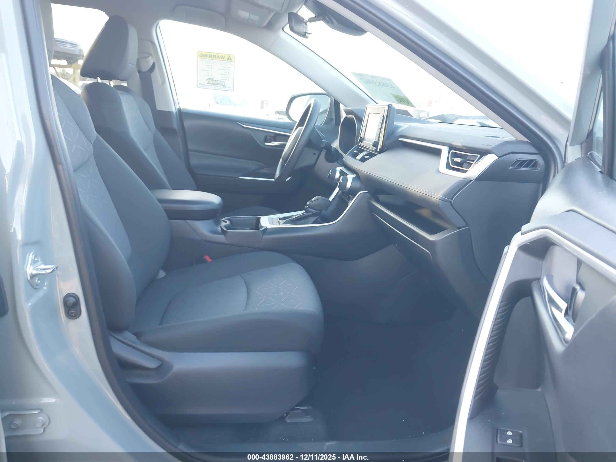 TOYOTA RAV4 image 5