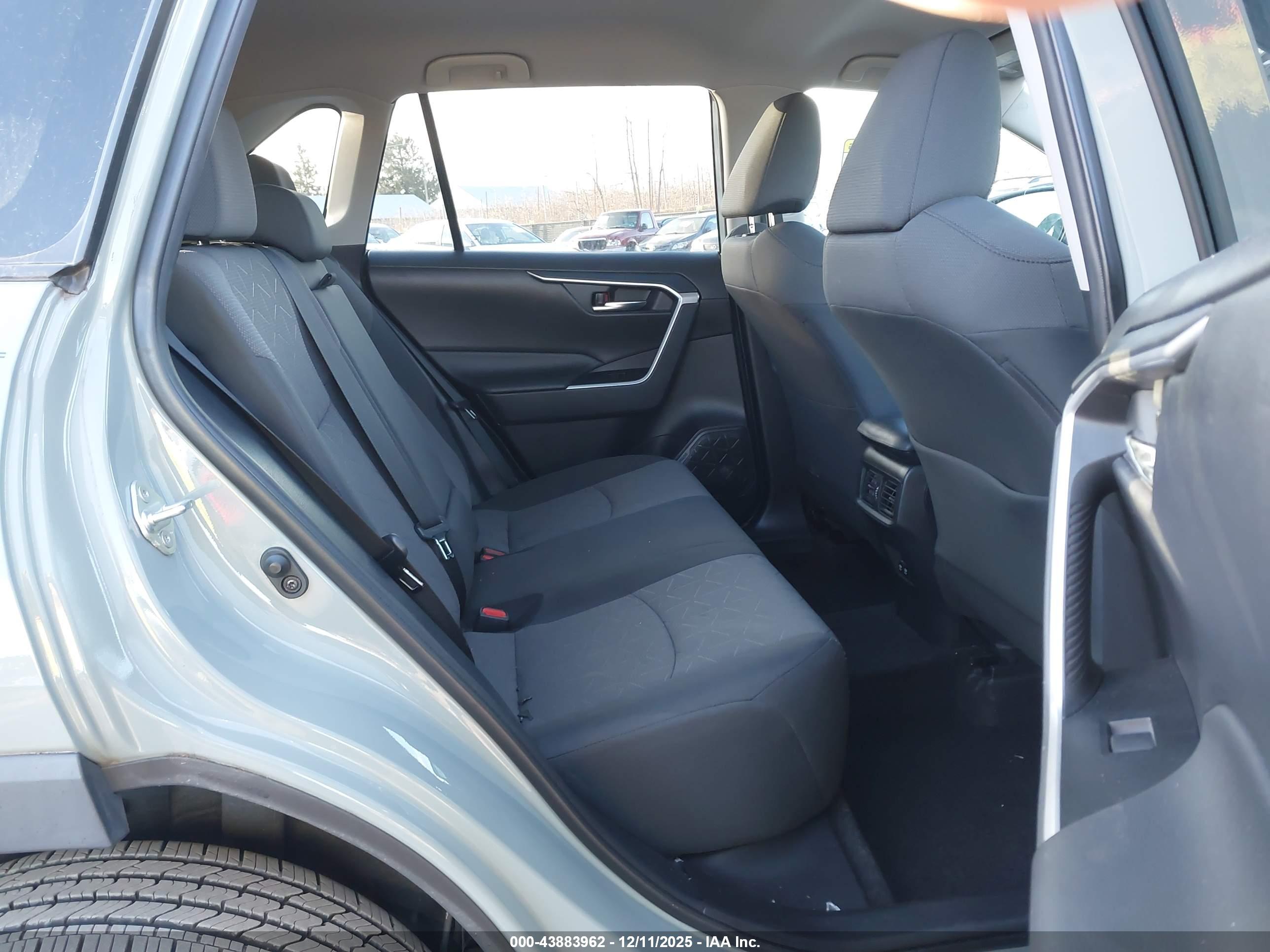 TOYOTA RAV4 image 8