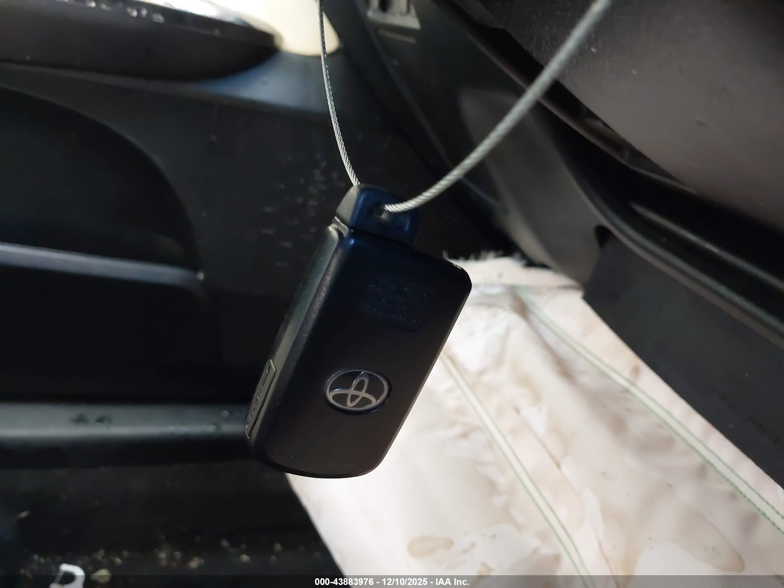 TOYOTA AVALON image 11