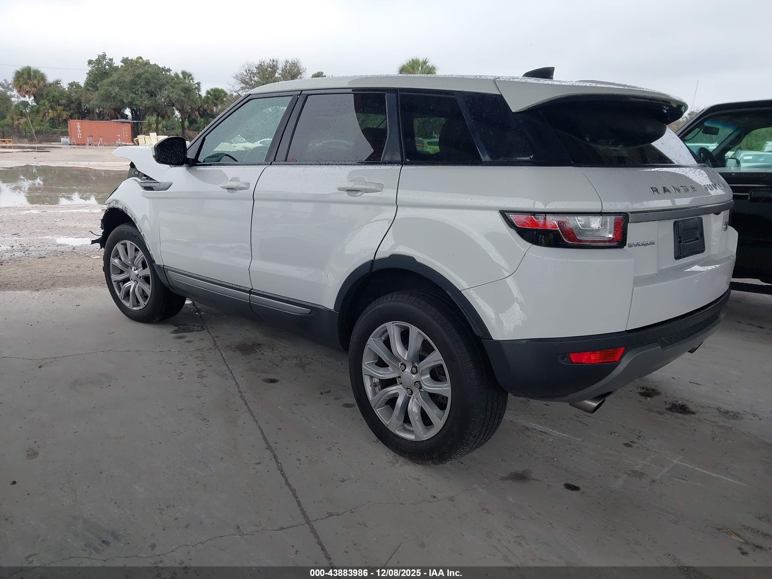 LAND ROVER image 3