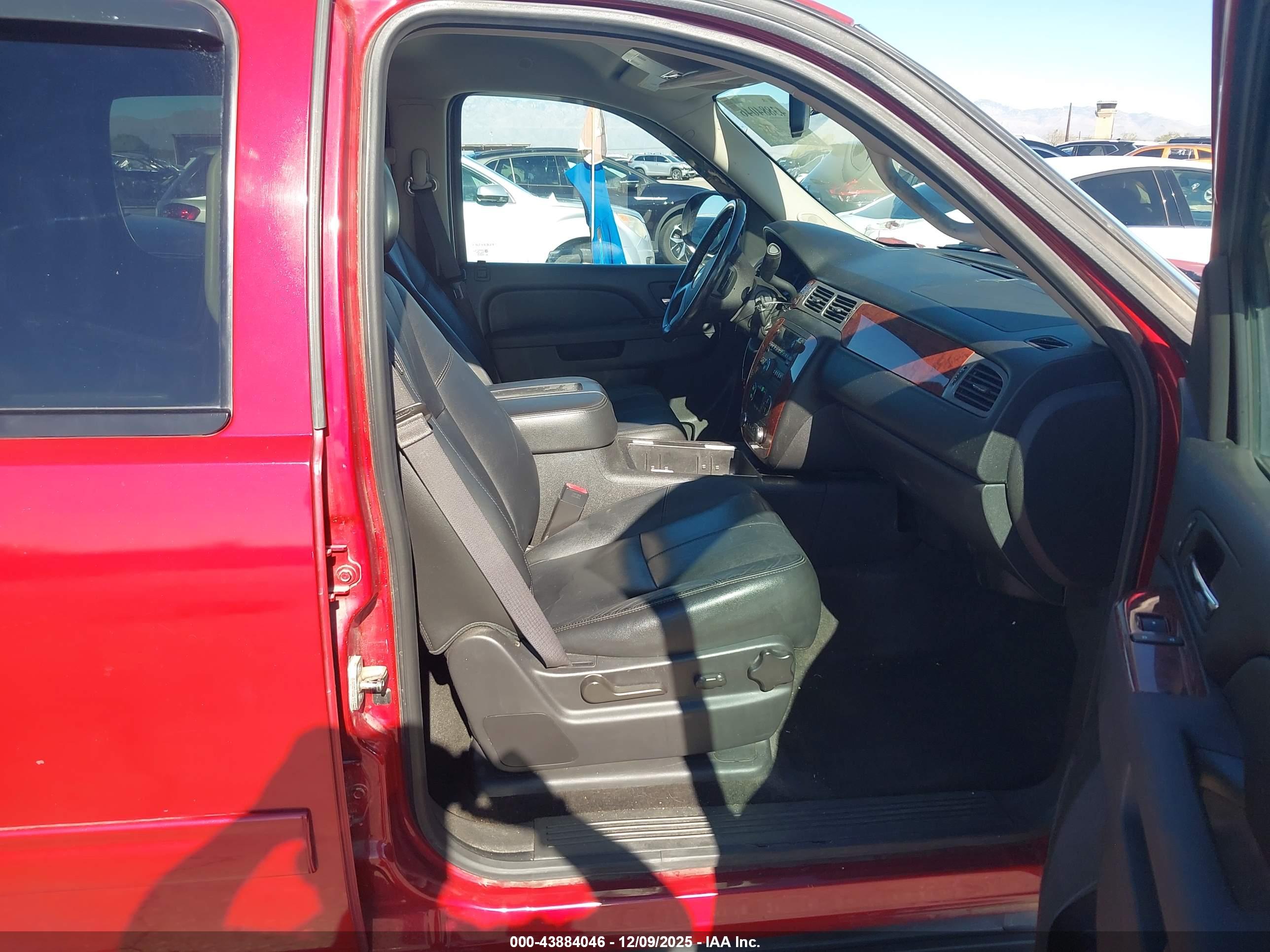 CHEVROLET SUBURBAN image 5