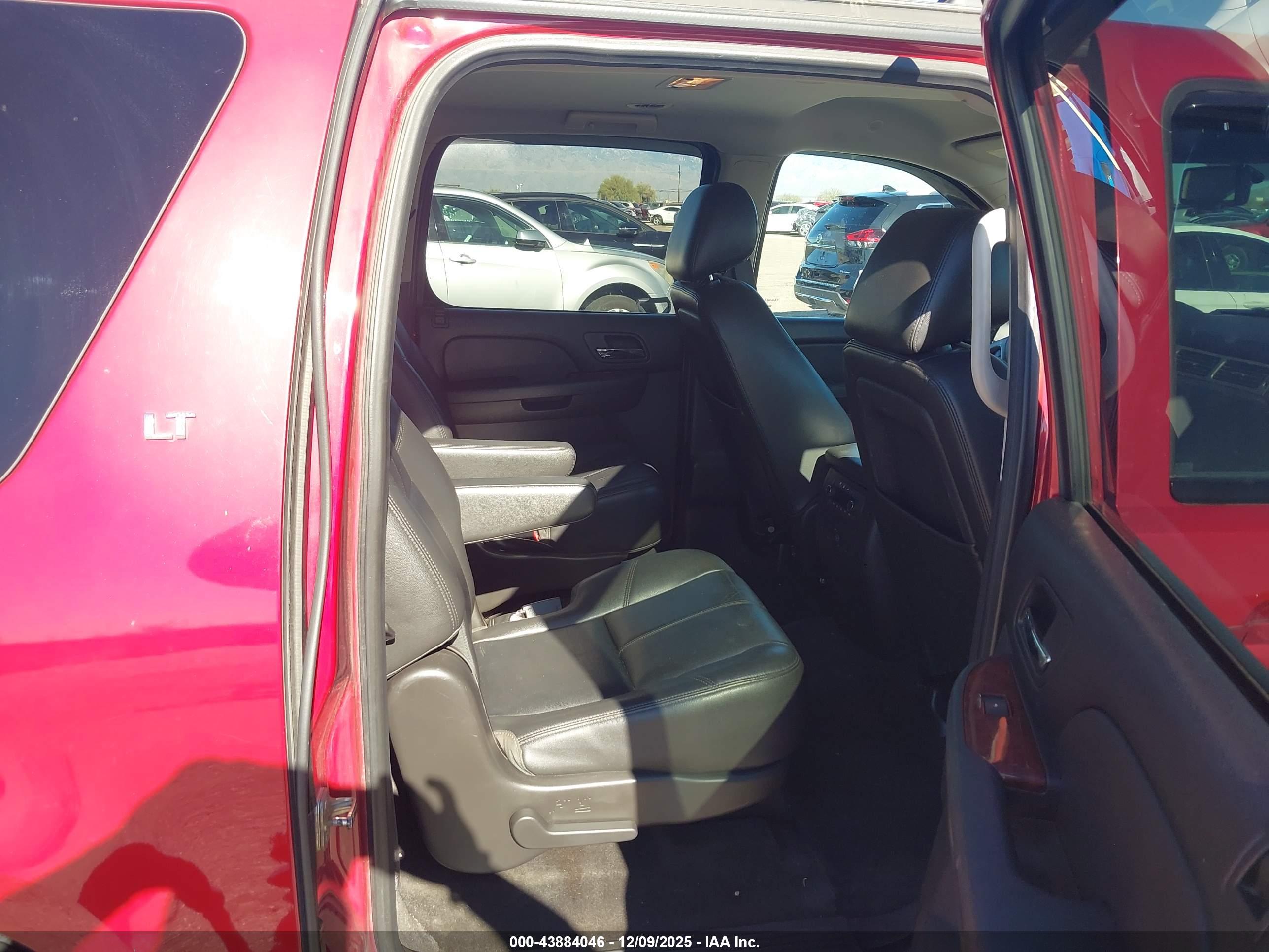 CHEVROLET SUBURBAN image 8