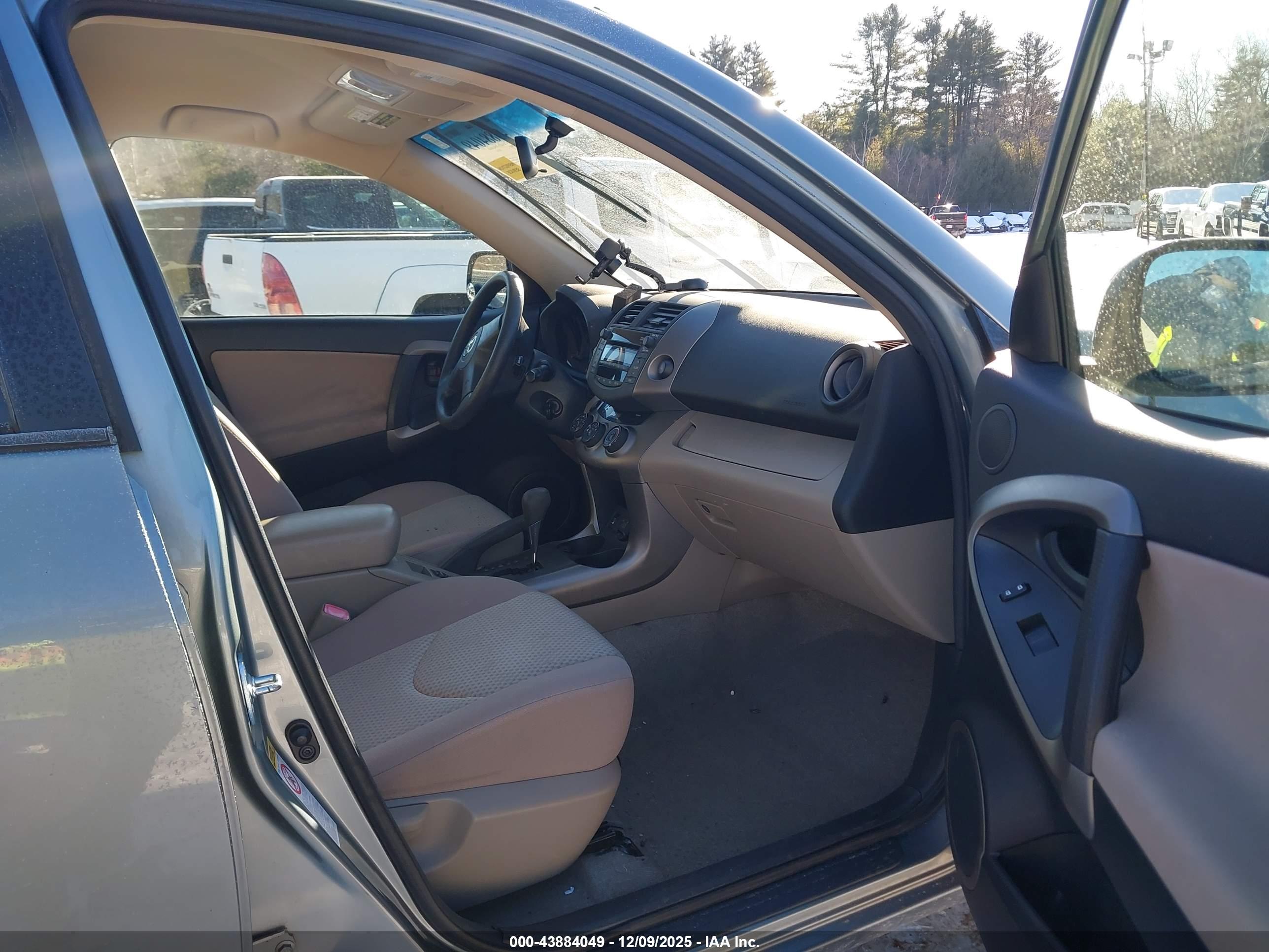TOYOTA RAV4 image 5
