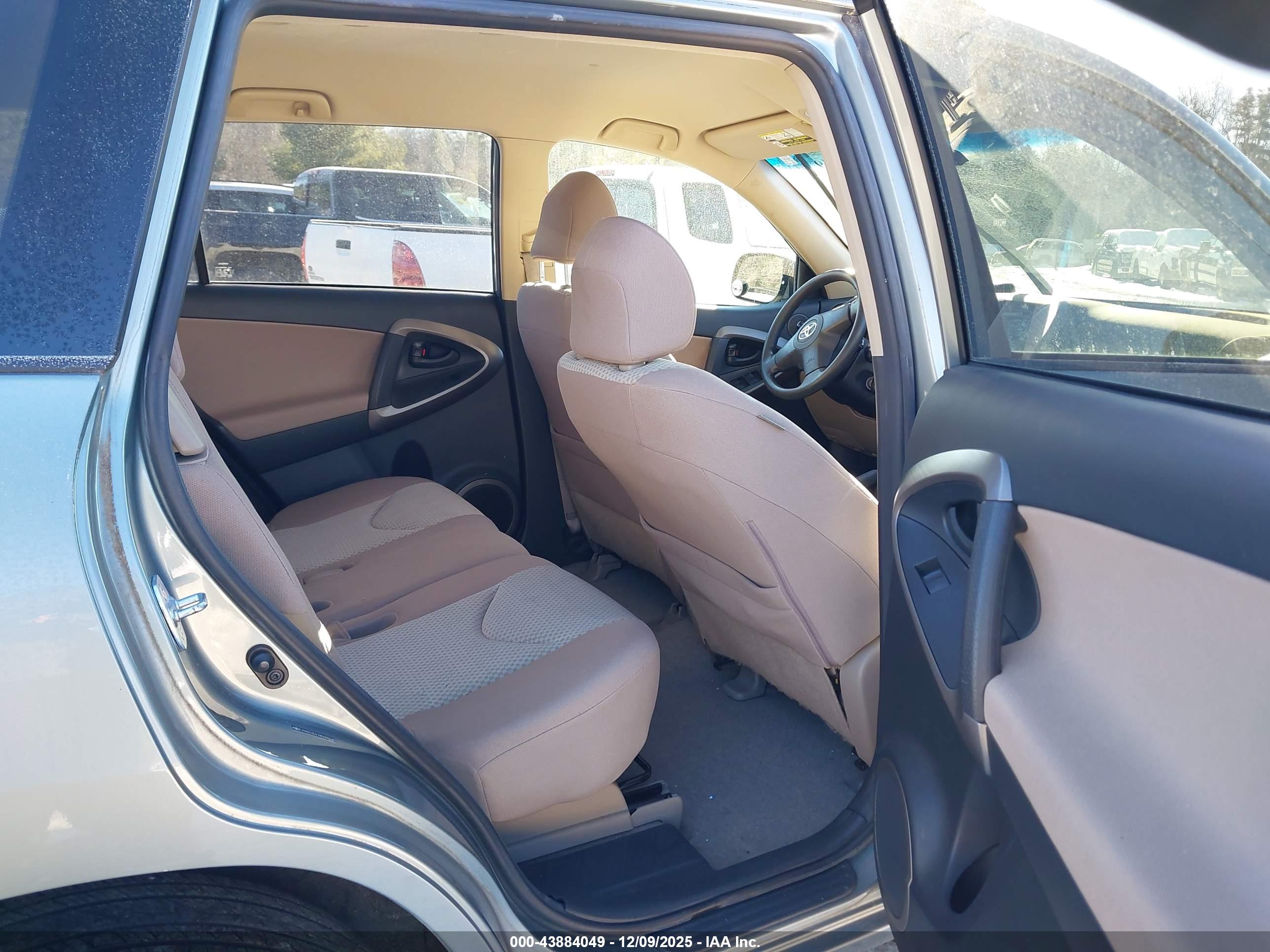 TOYOTA RAV4 image 8