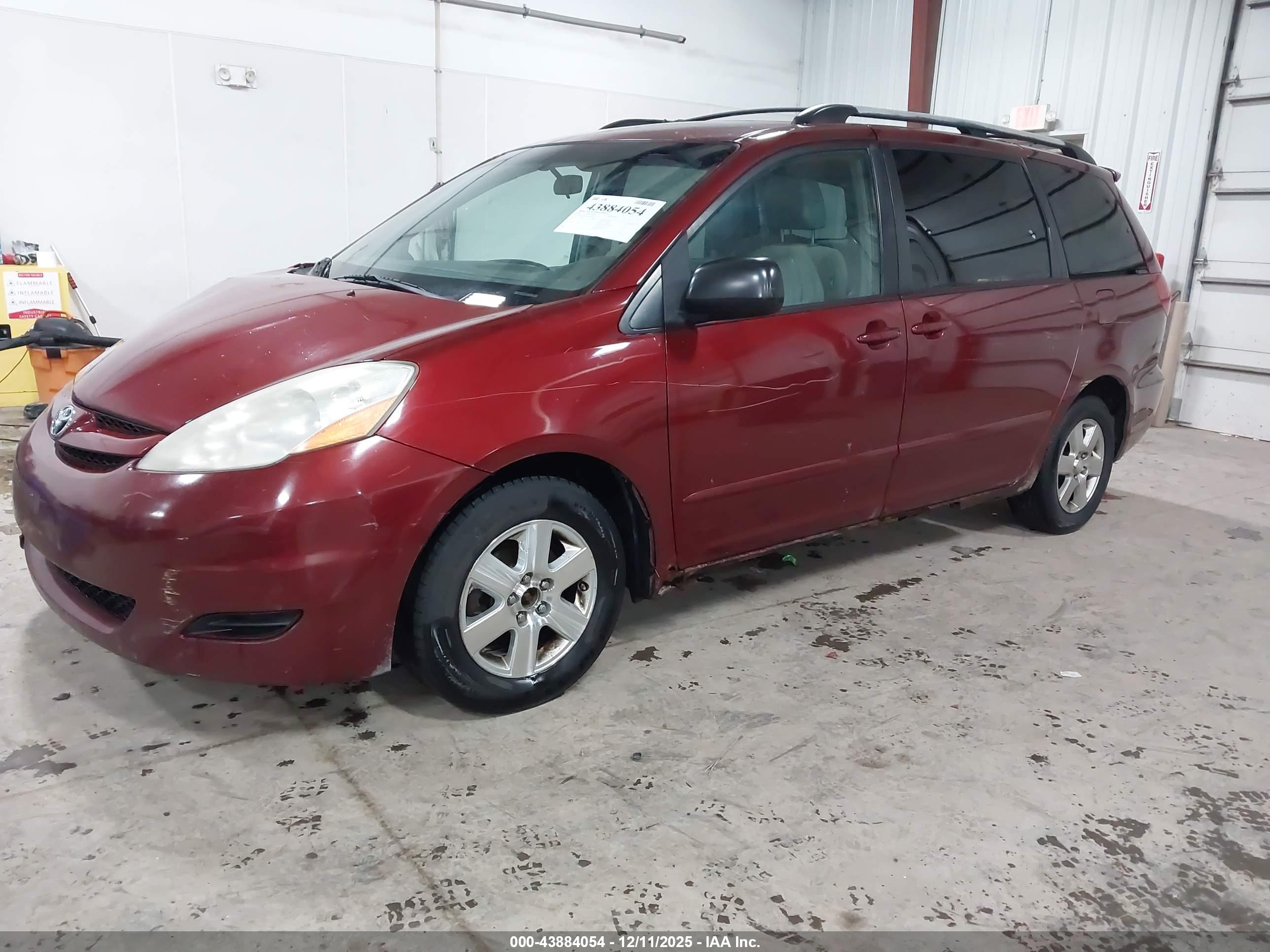 TOYOTA SIENNA image 2