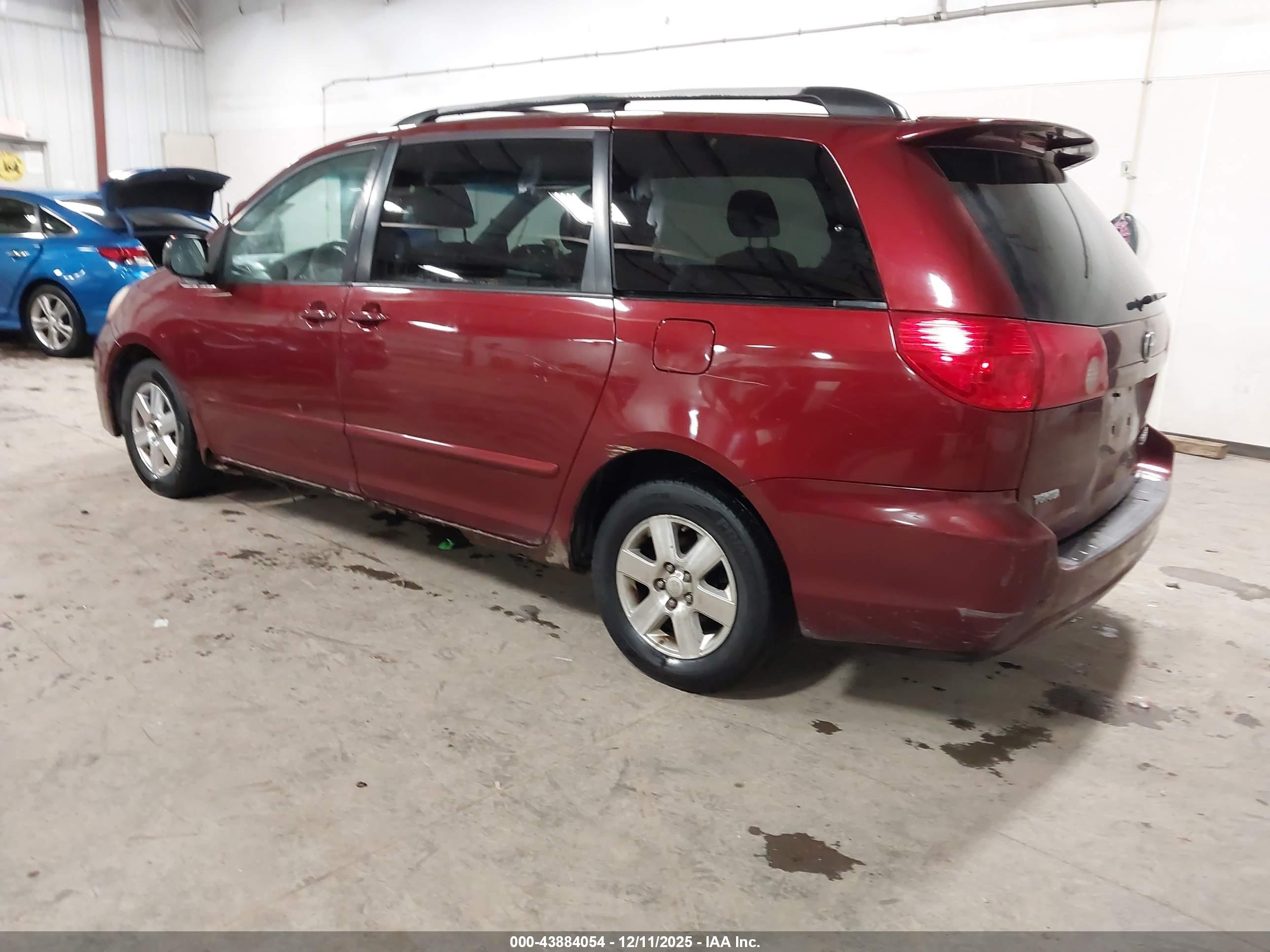 TOYOTA SIENNA image 3