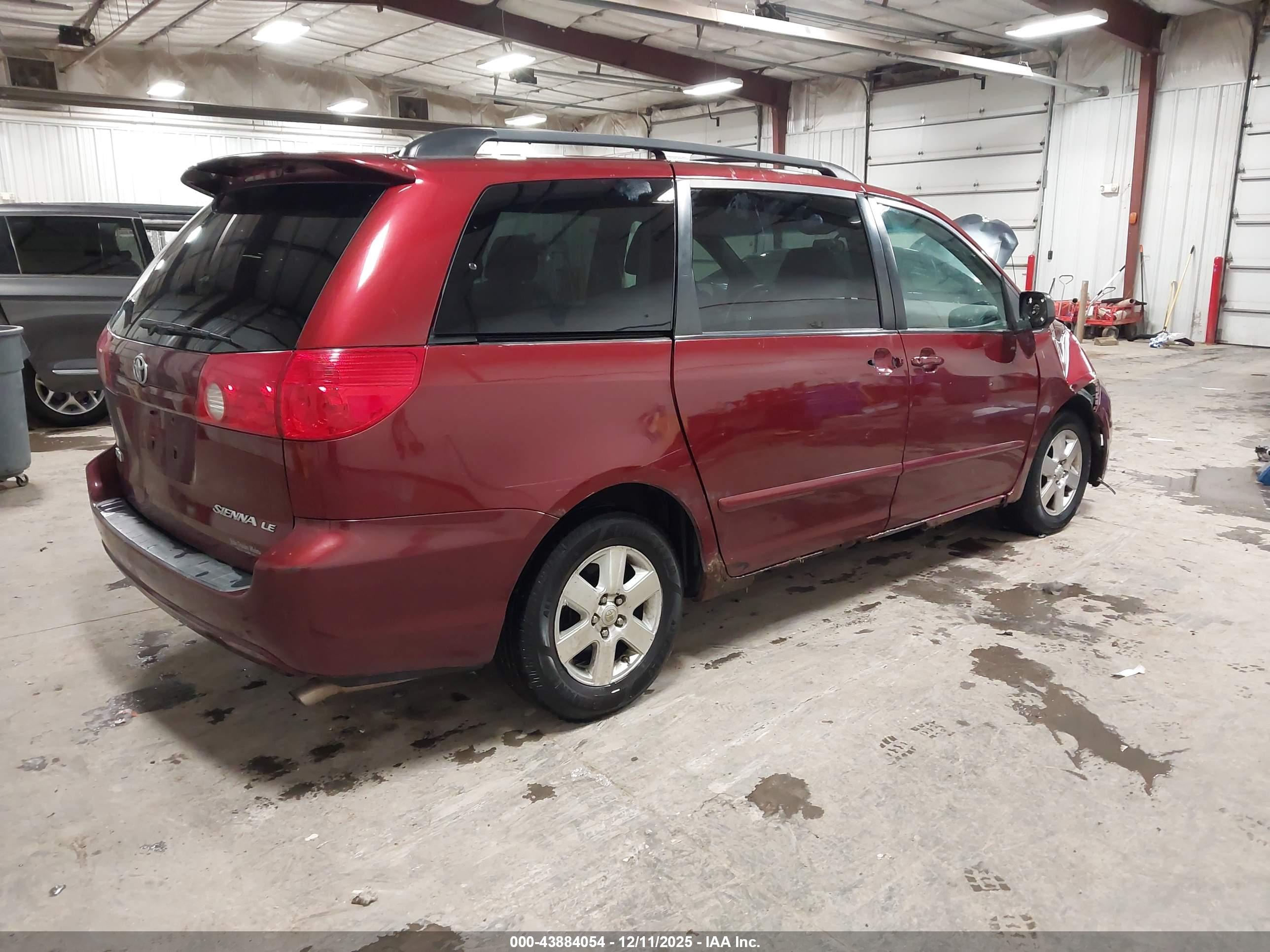TOYOTA SIENNA image 4