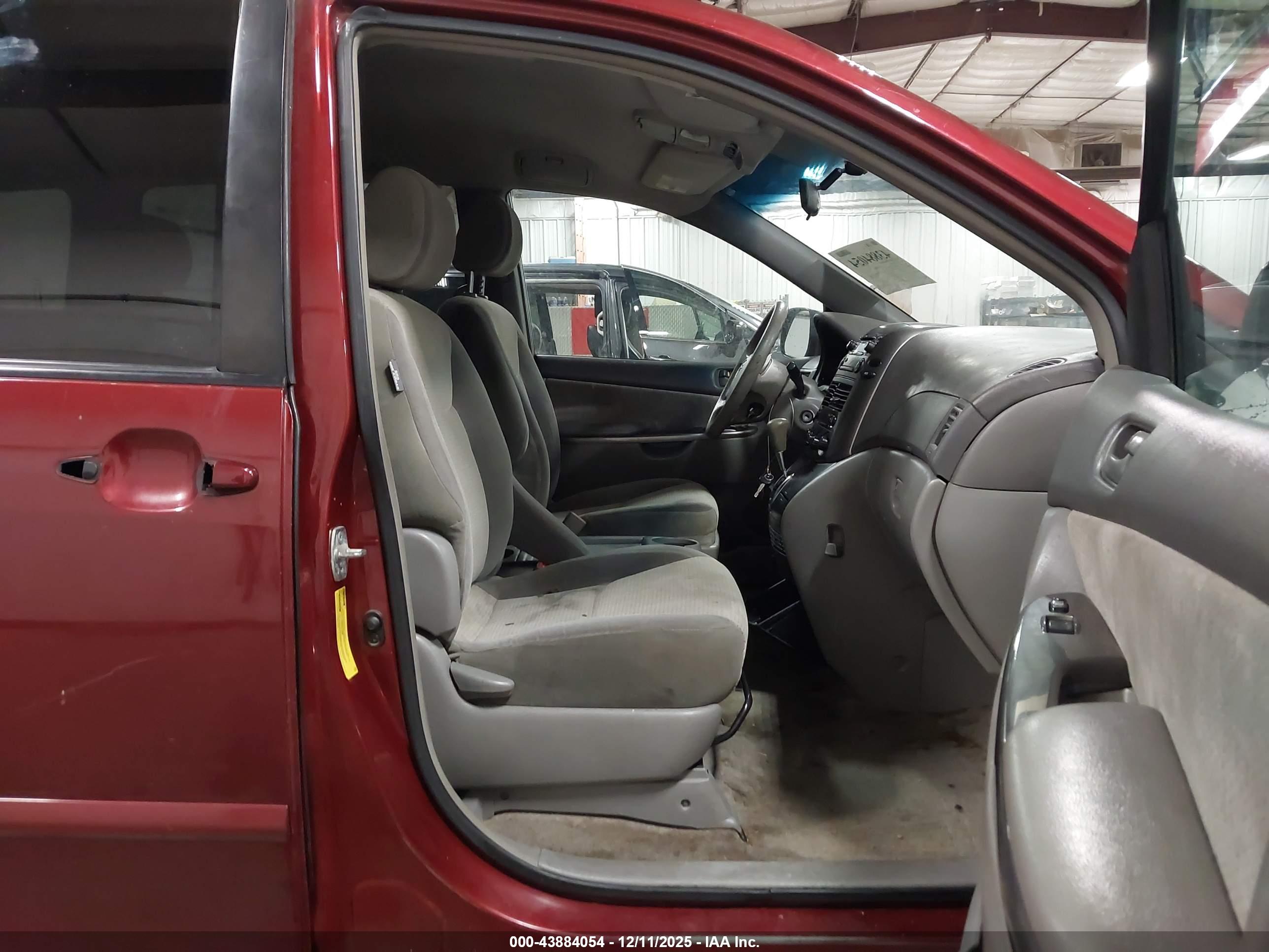 TOYOTA SIENNA image 5