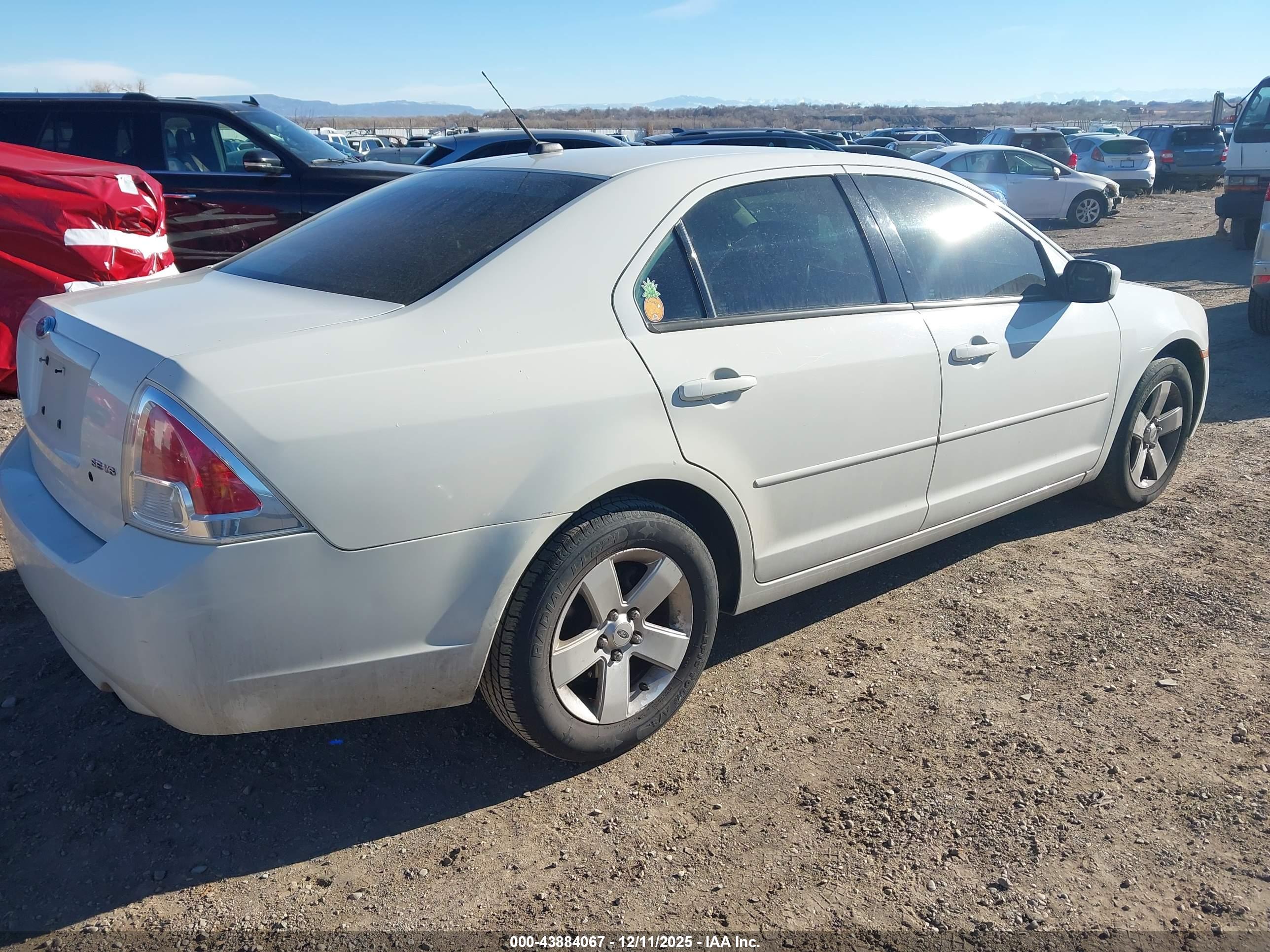 FORD FUSION image 4