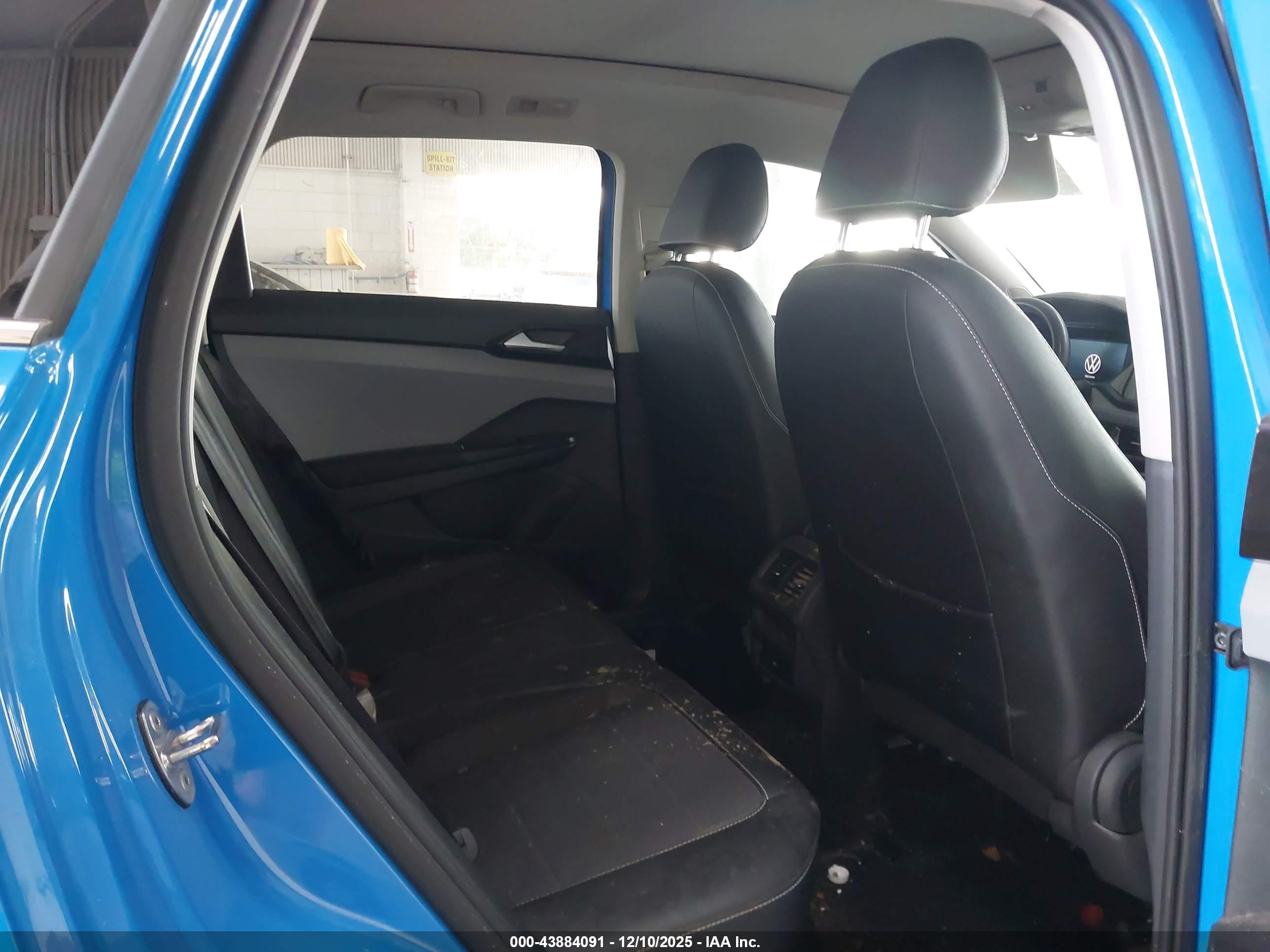VOLKSWAGEN TAOS image 8