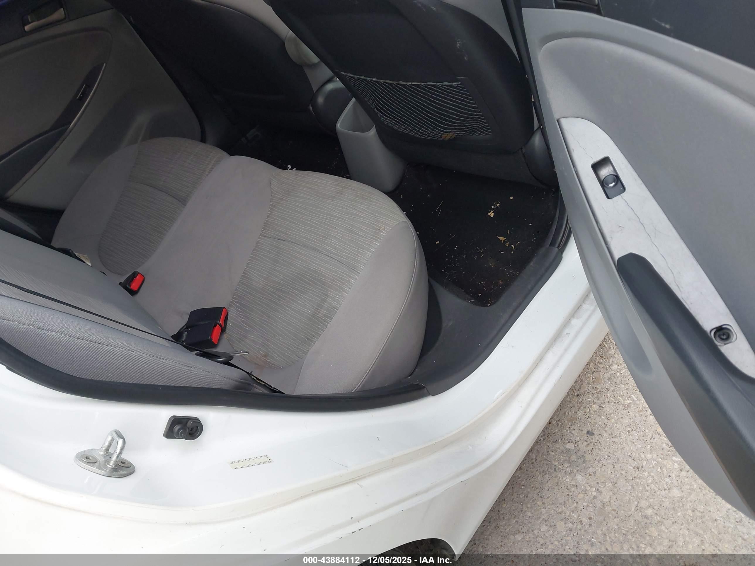 HYUNDAI ACCENT image 8