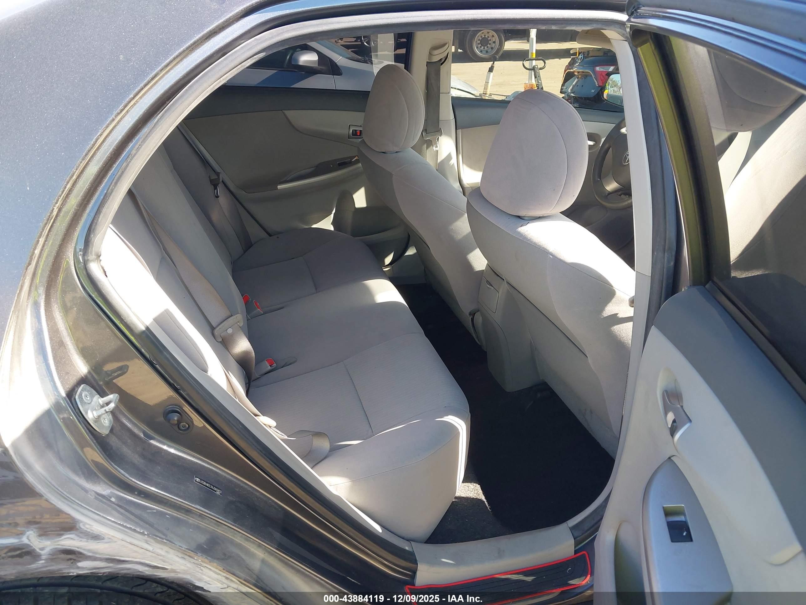 TOYOTA COROLLA image 8