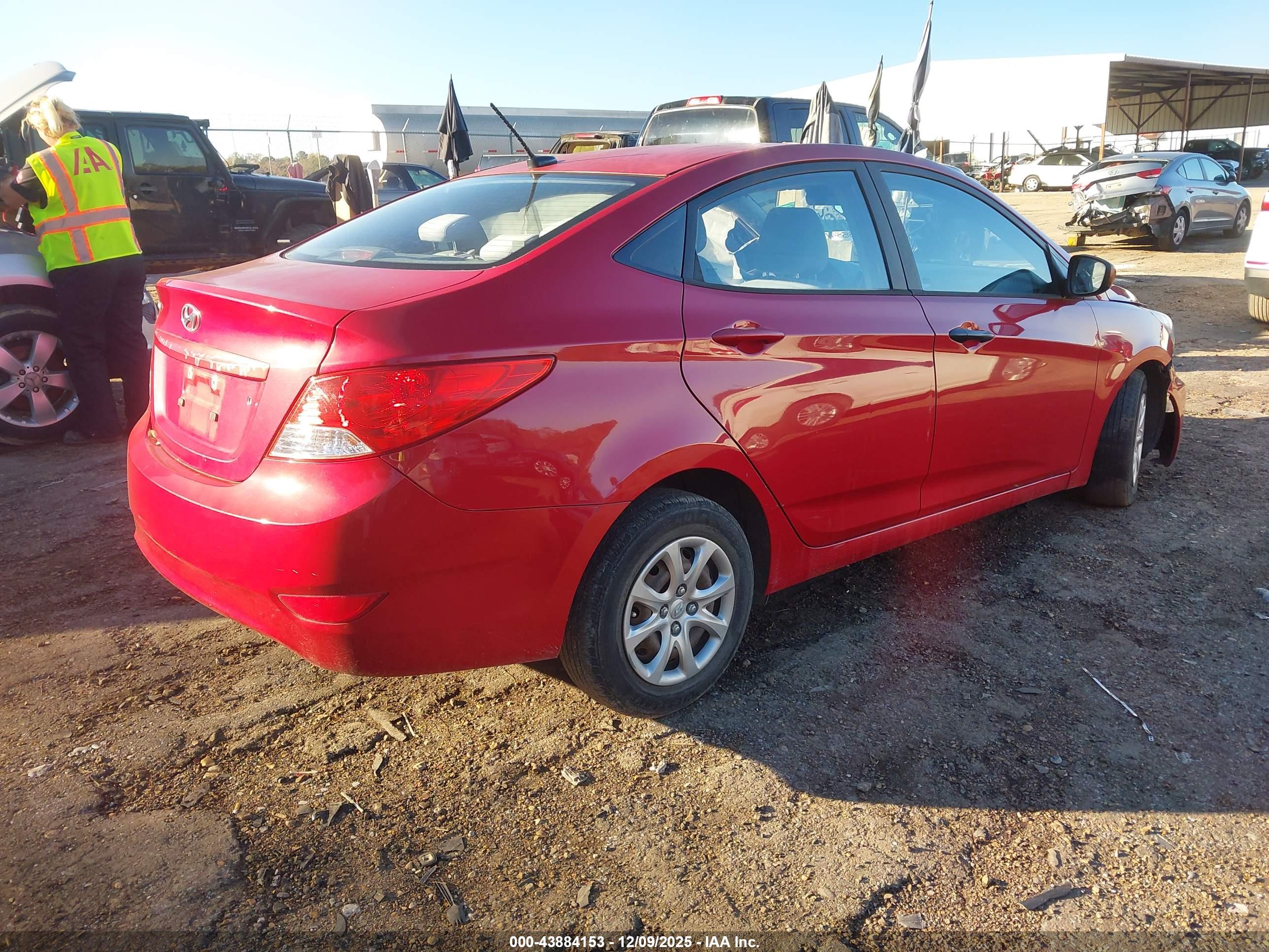 HYUNDAI ACCENT image 4
