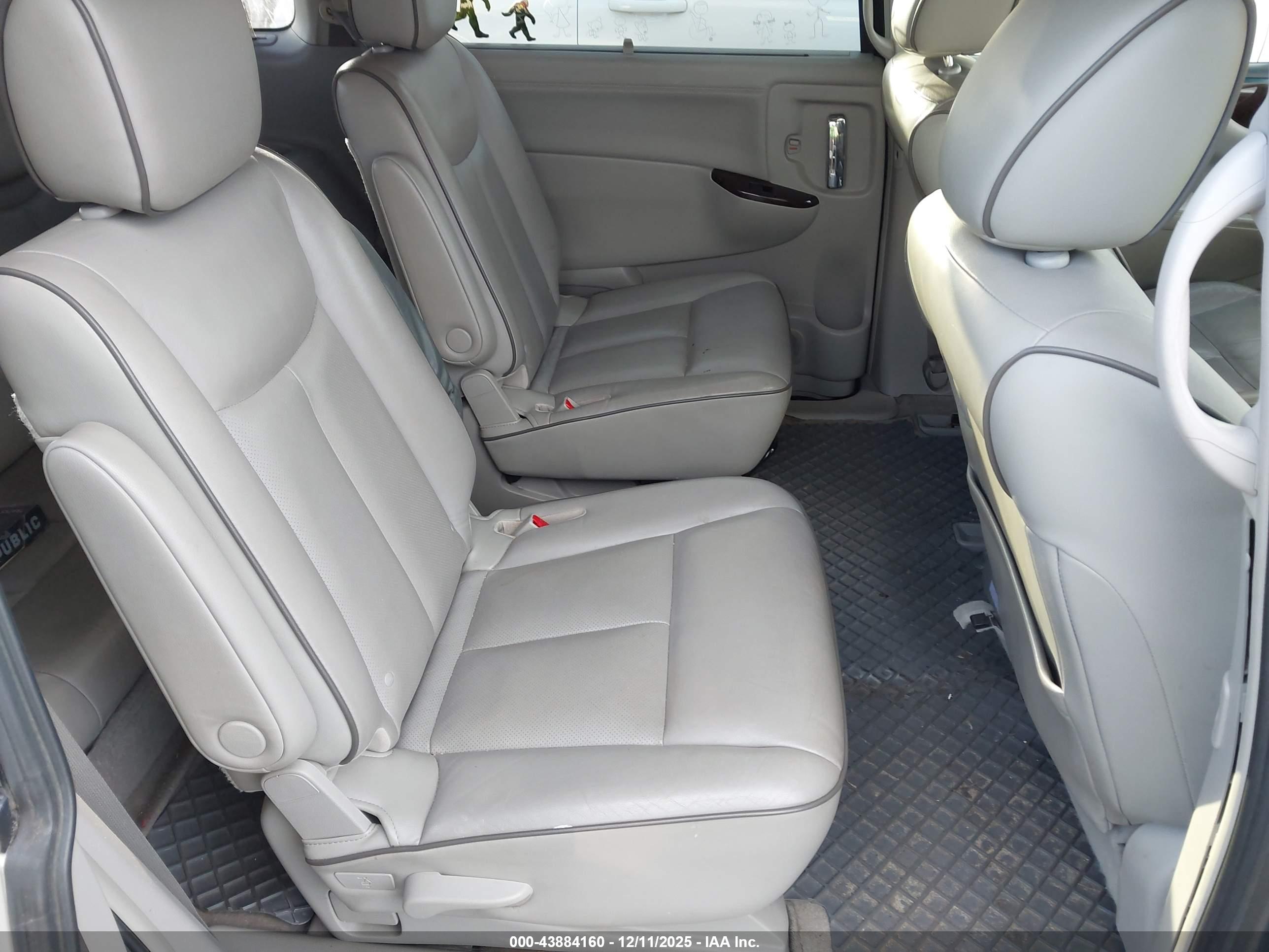 NISSAN QUEST image 8