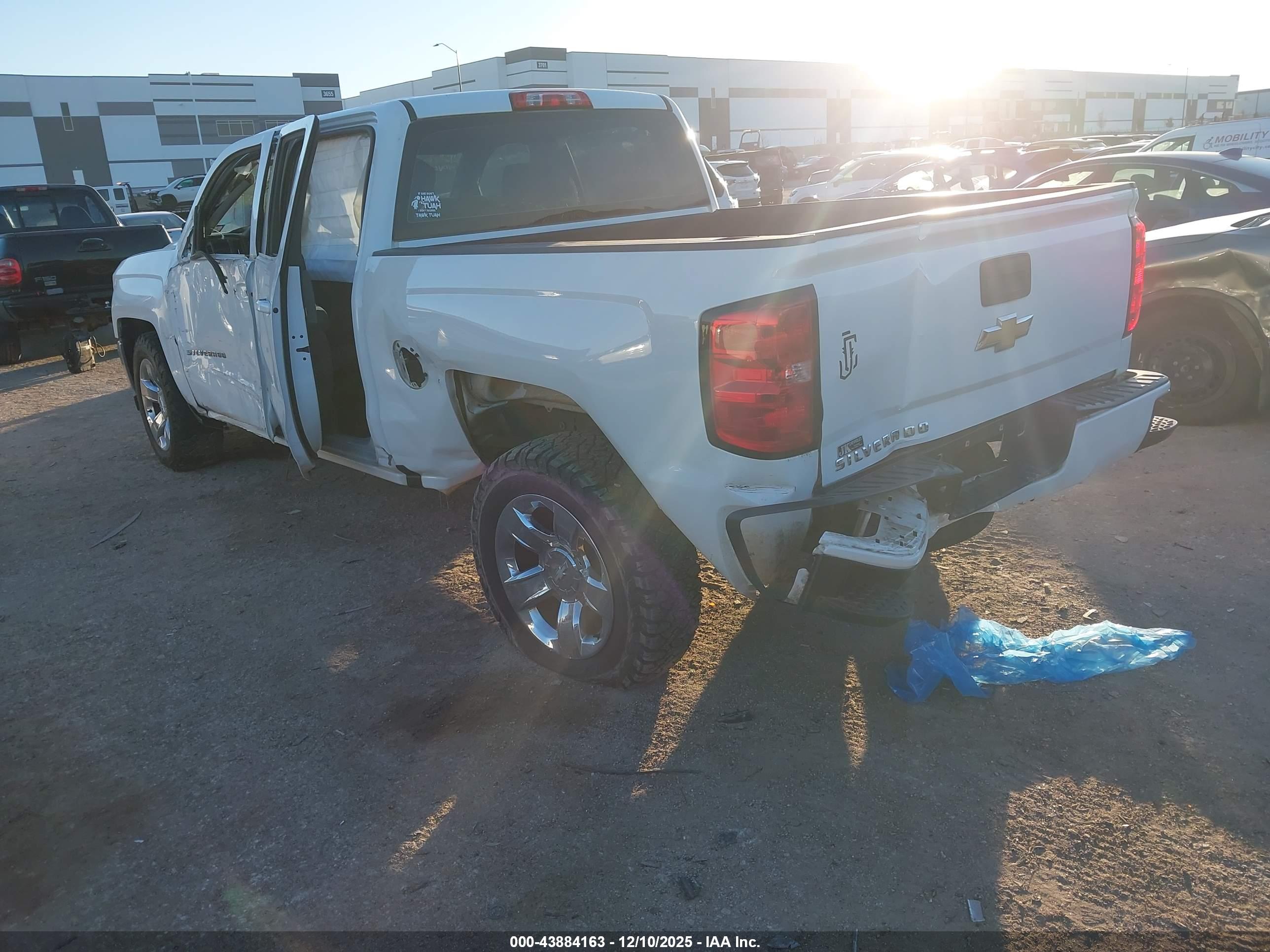 CHEVROLET SILVERADO image 3
