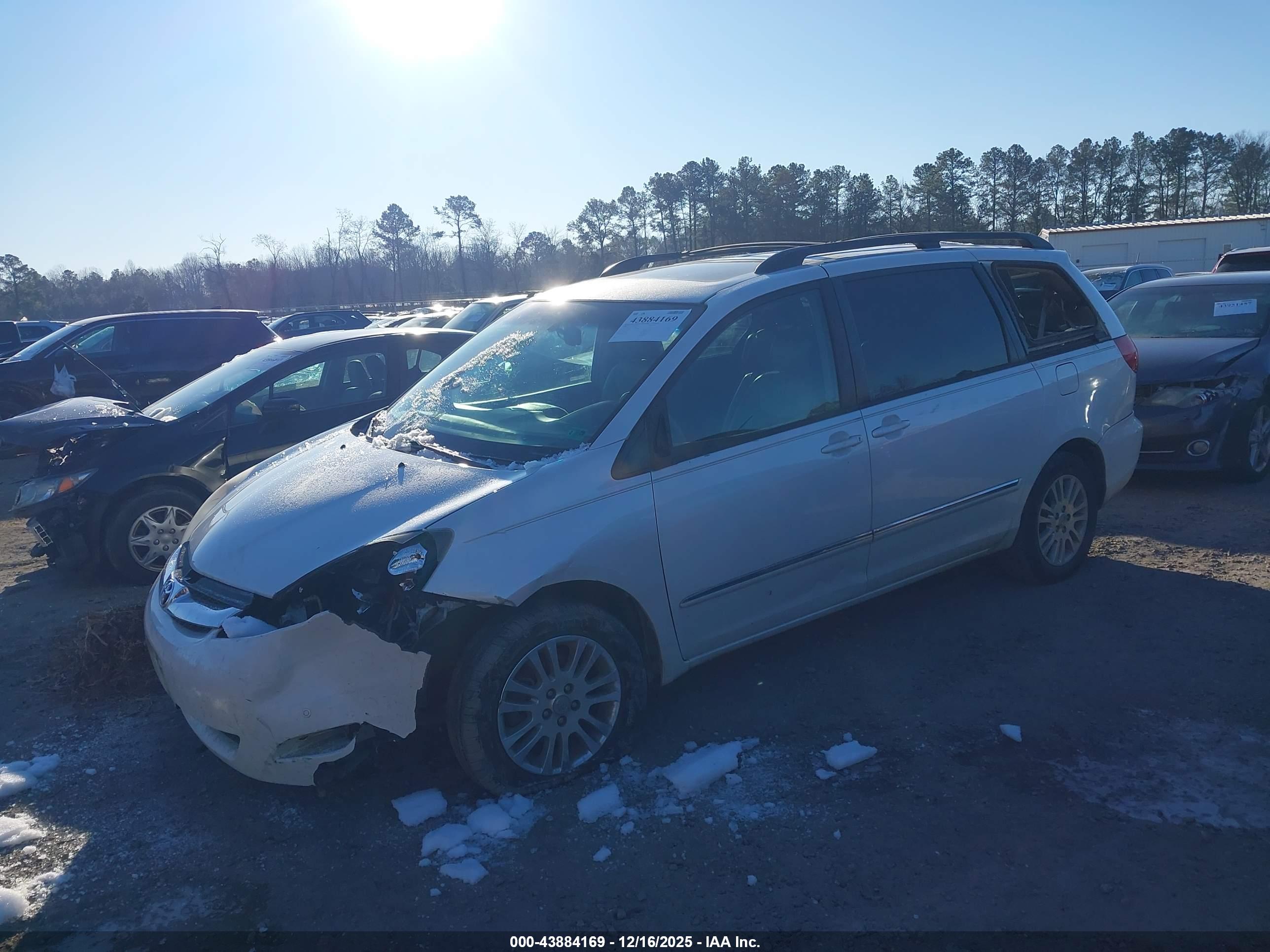 TOYOTA SIENNA image 2