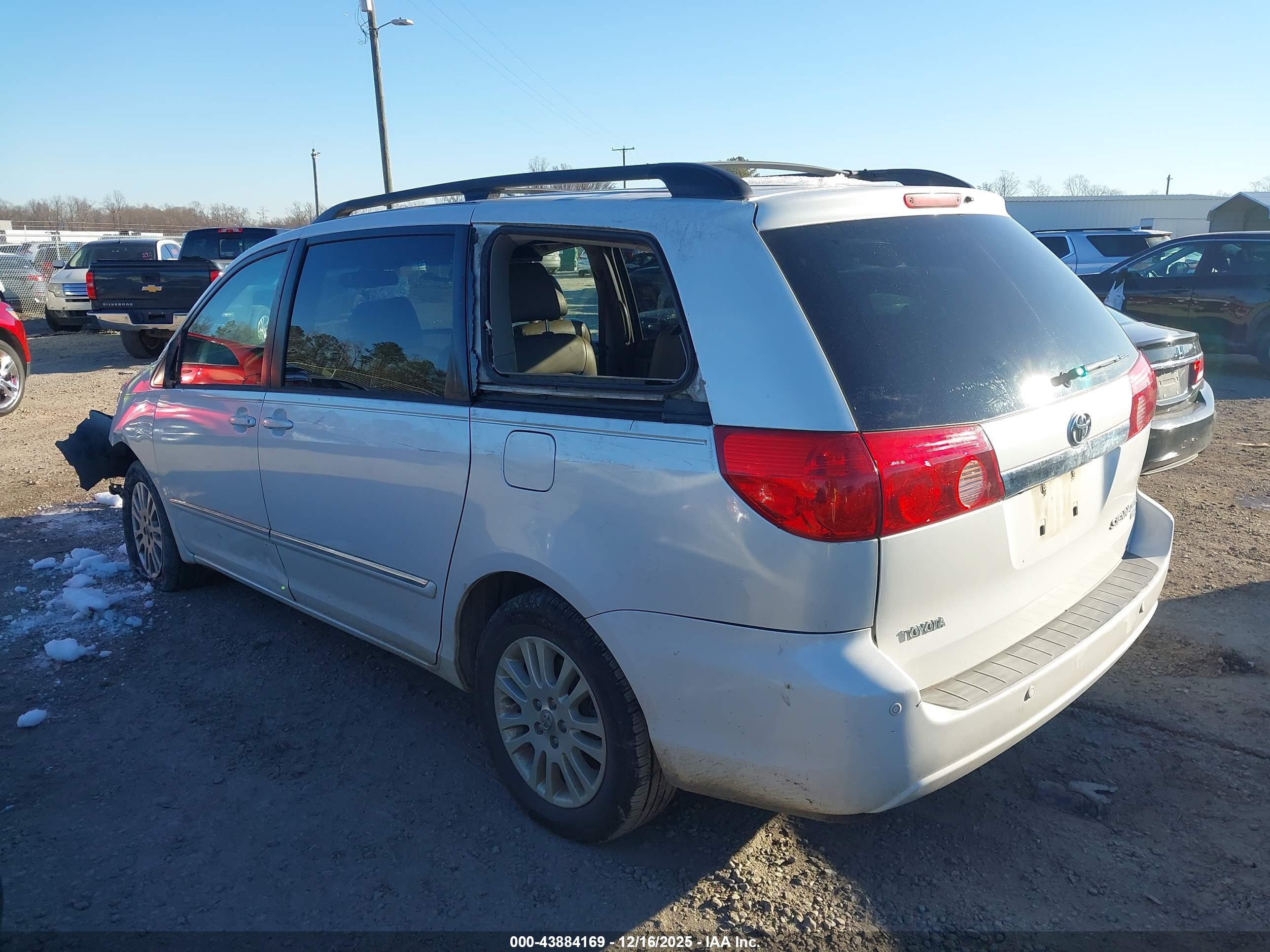 TOYOTA SIENNA image 3