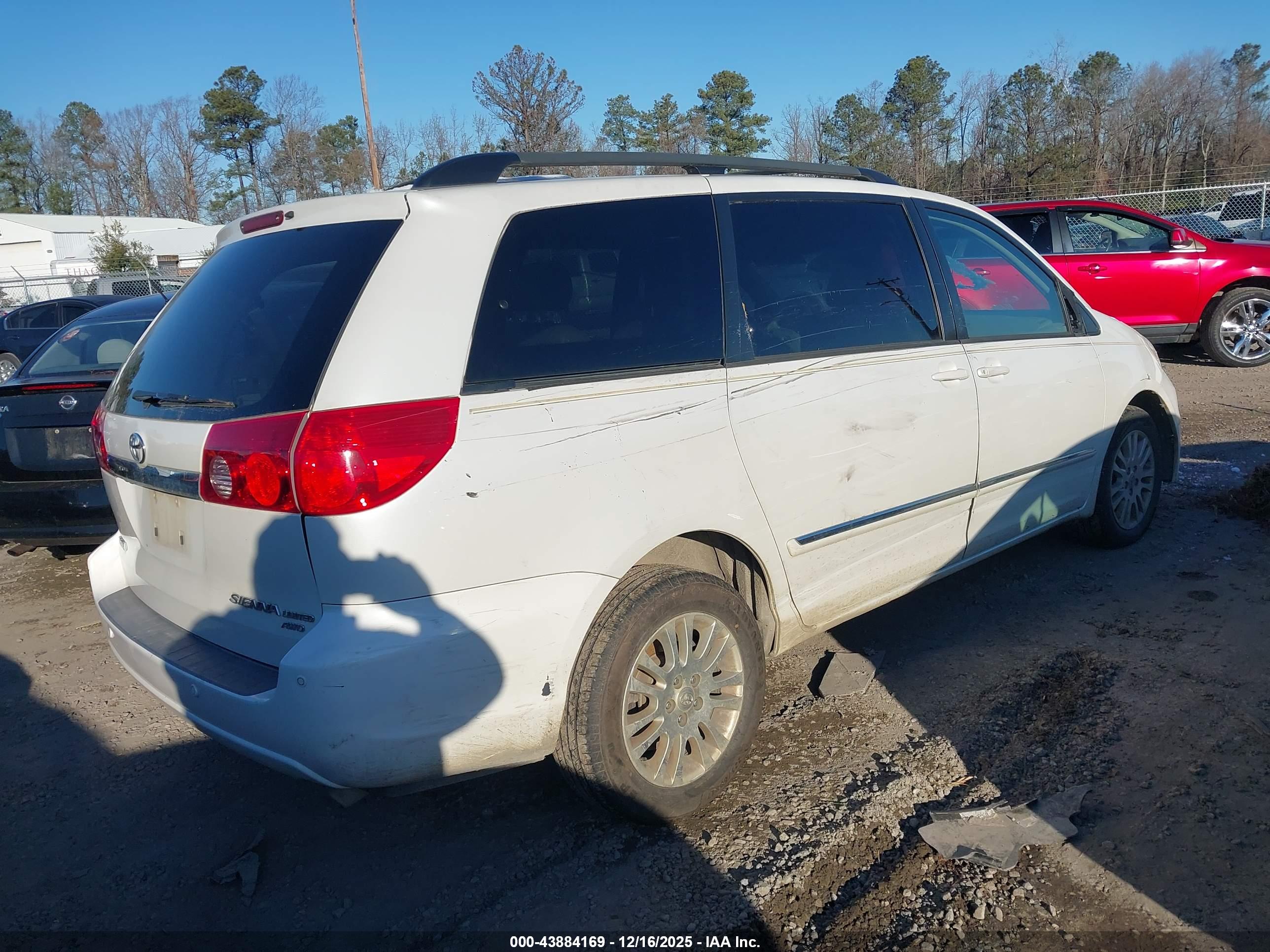 TOYOTA SIENNA image 4