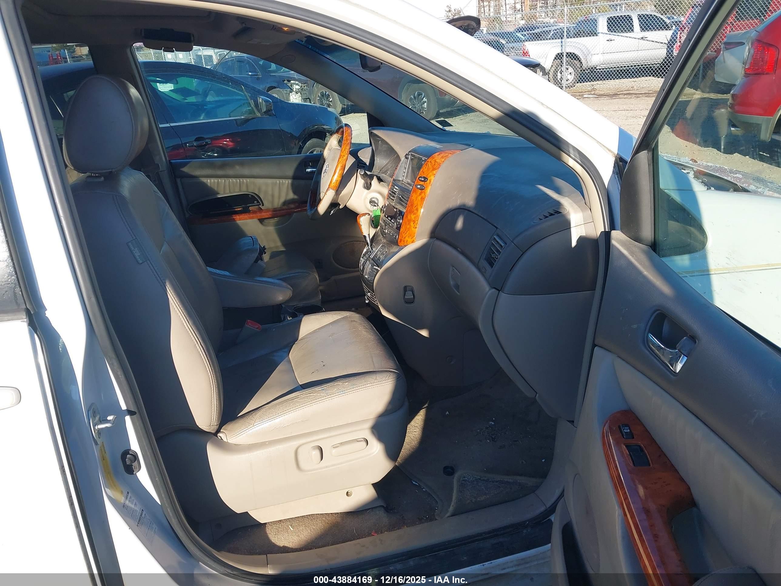 TOYOTA SIENNA image 5