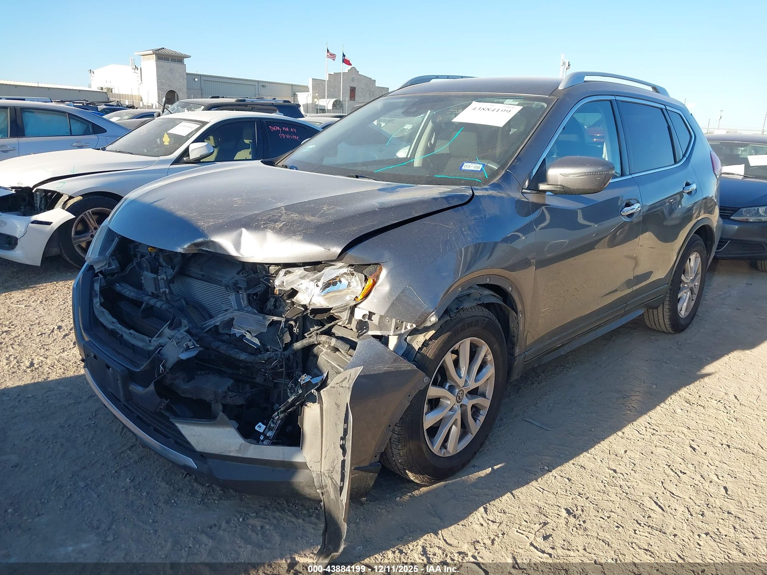 NISSAN ROGUE image 2