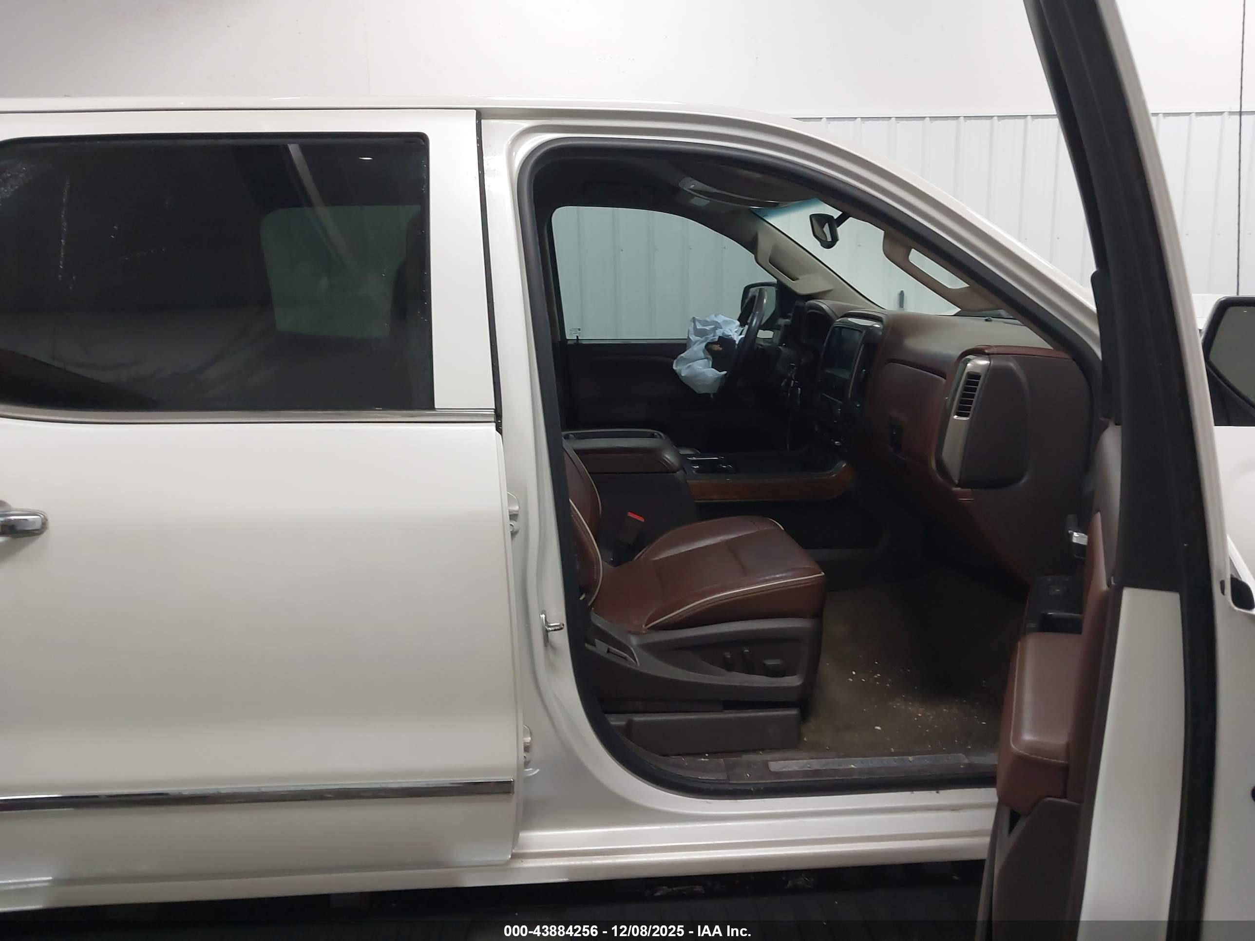 CHEVROLET SILVERADO image 5
