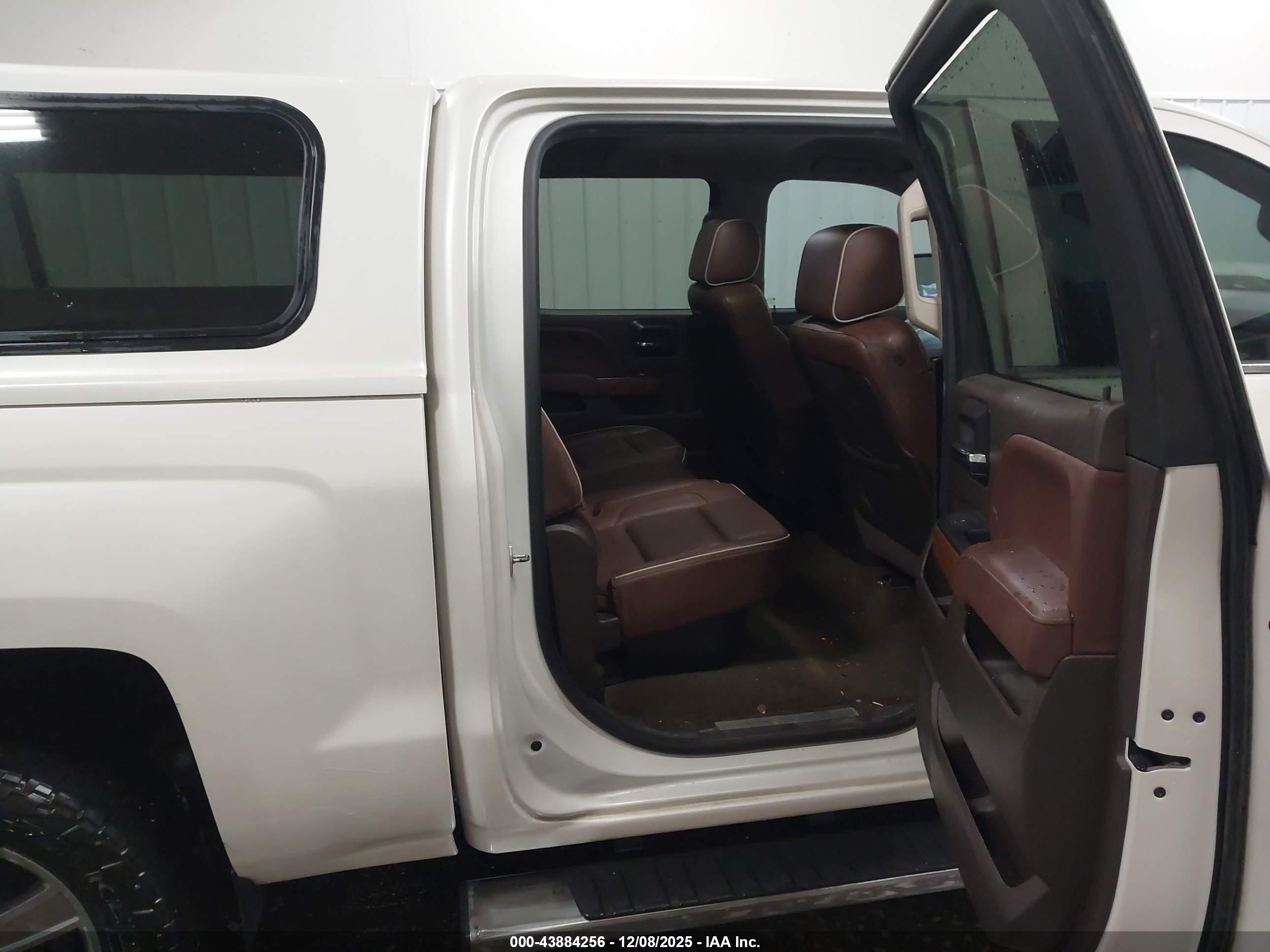 CHEVROLET SILVERADO image 8