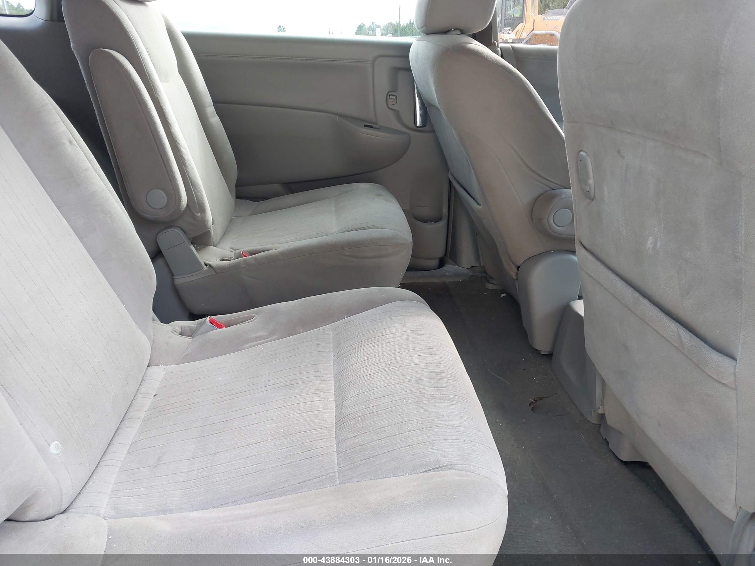 NISSAN QUEST image 8
