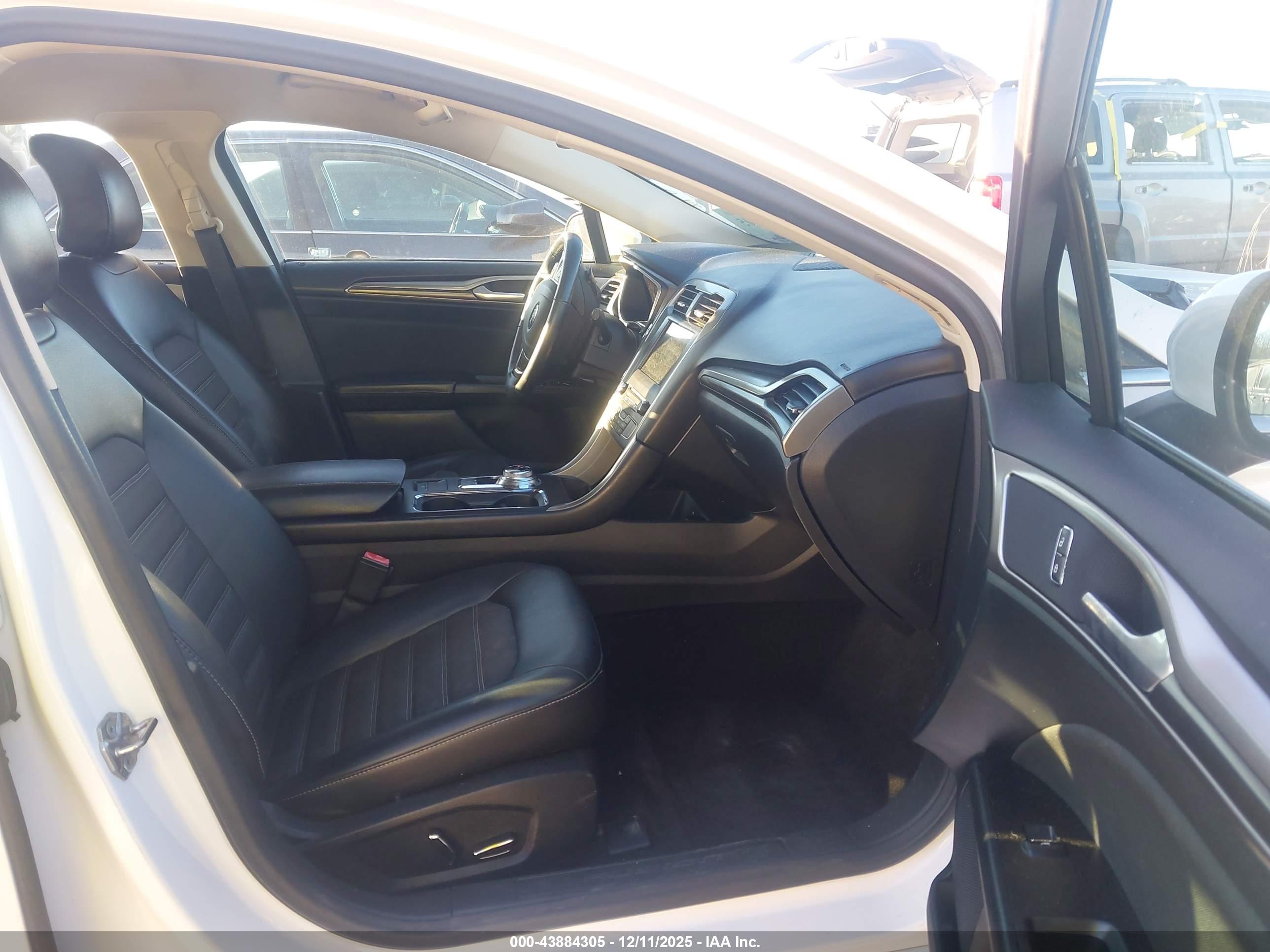 FORD FUSION image 5
