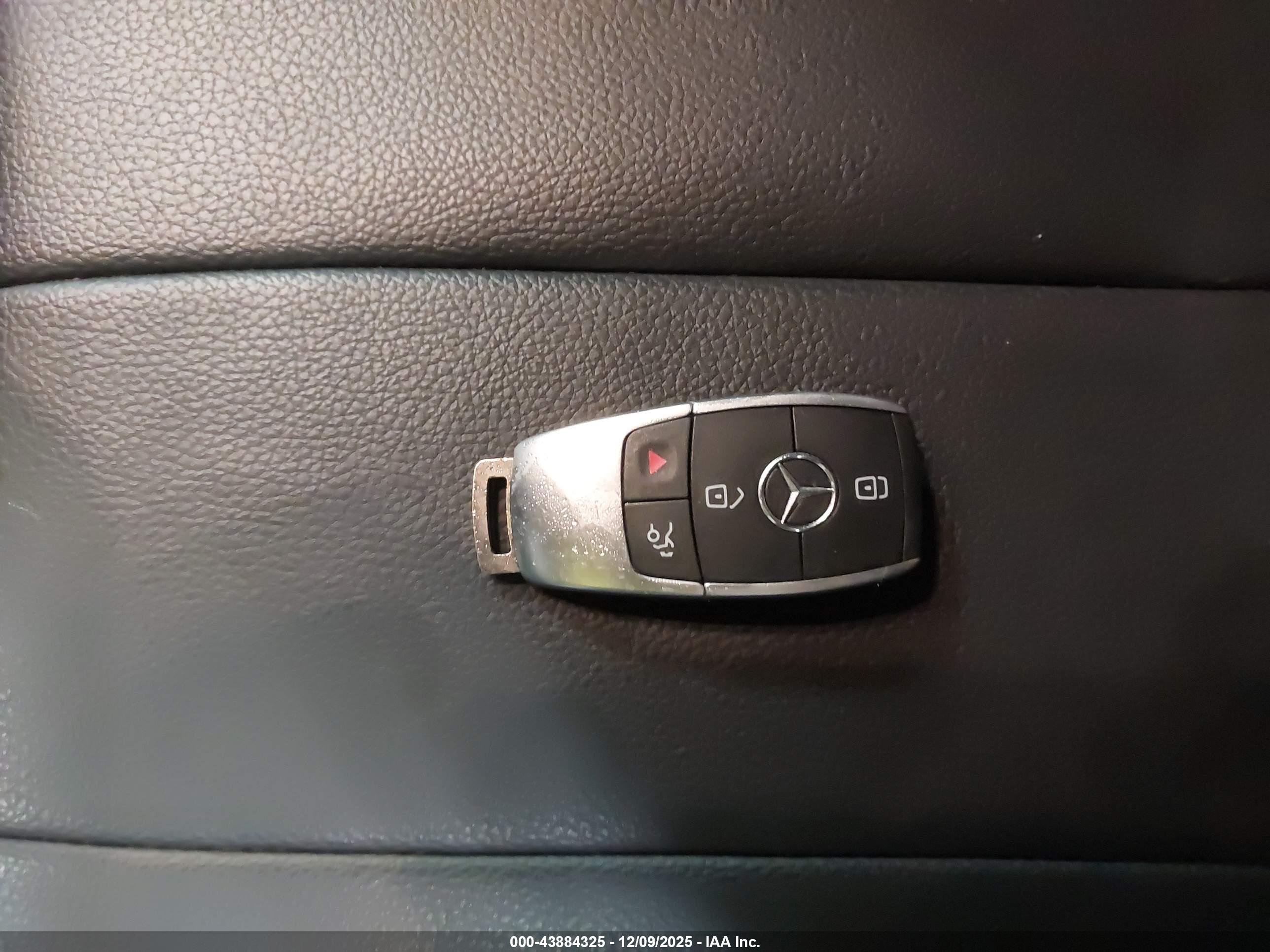 MERCEDES-BENZ GLB image 11