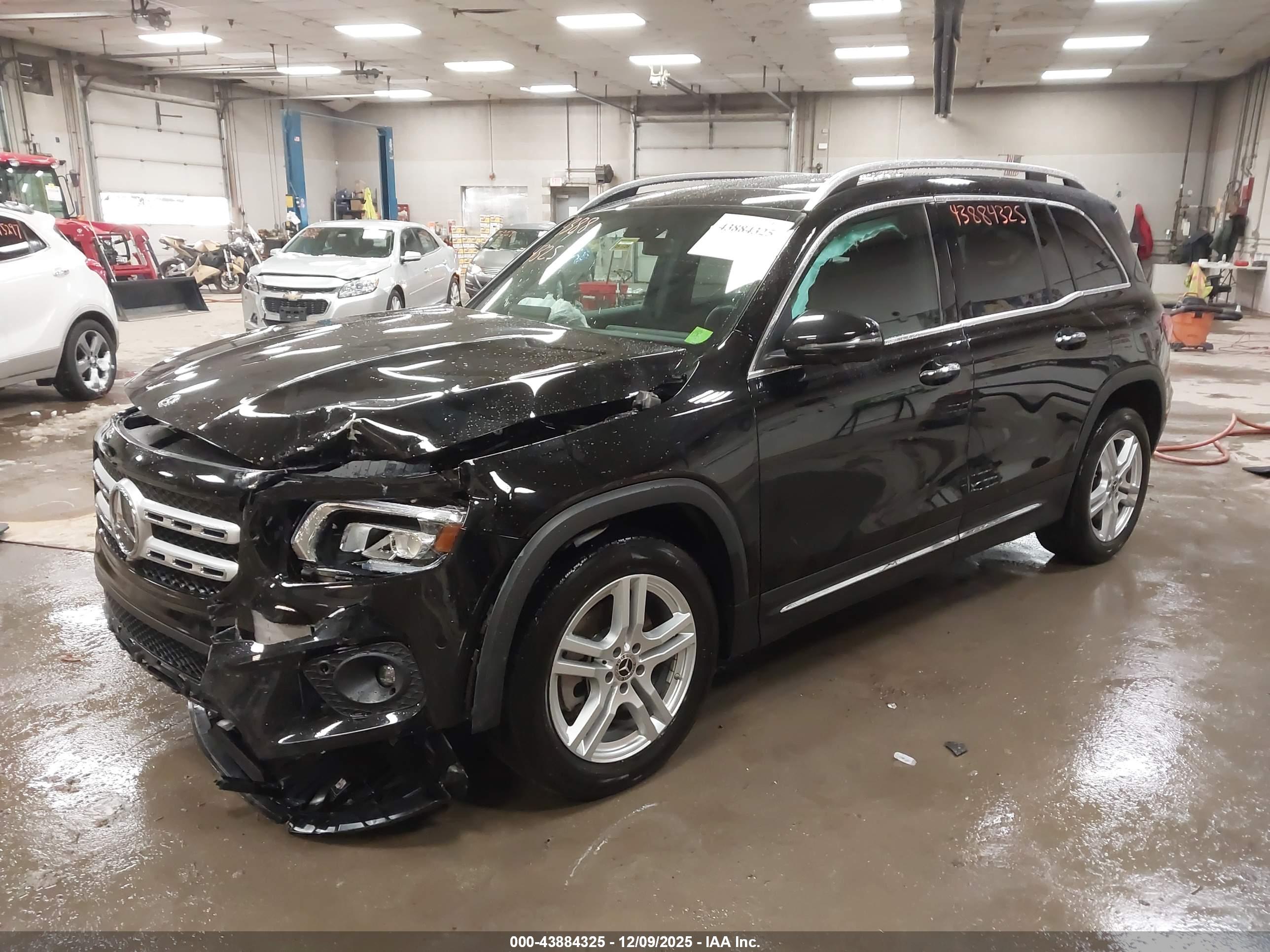 MERCEDES-BENZ GLB image 2